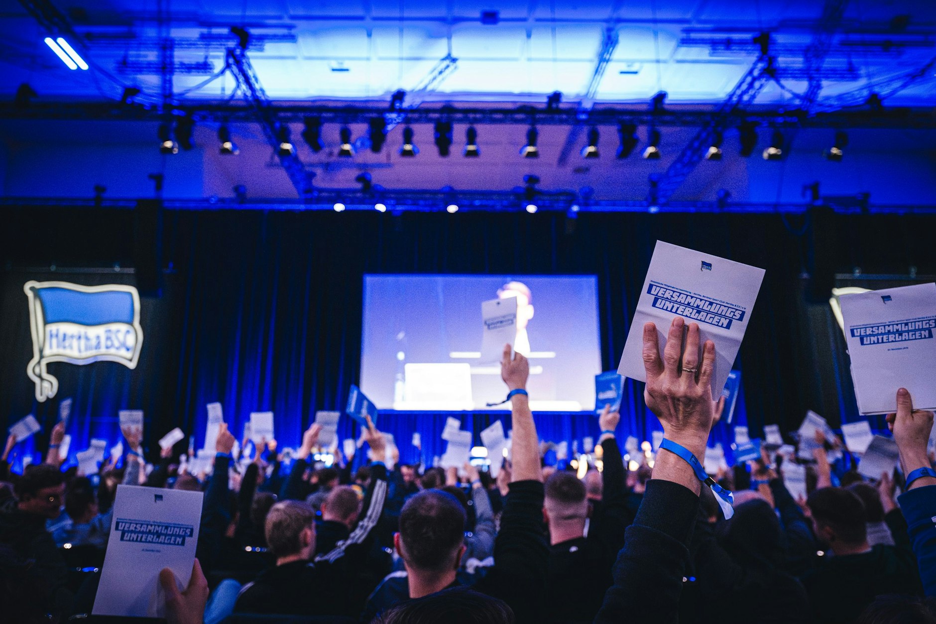 Vor allem zu den Anträgen hatten die Fans von Hertha BSC auf der Mitgliederversammlung eine klare Meinung.