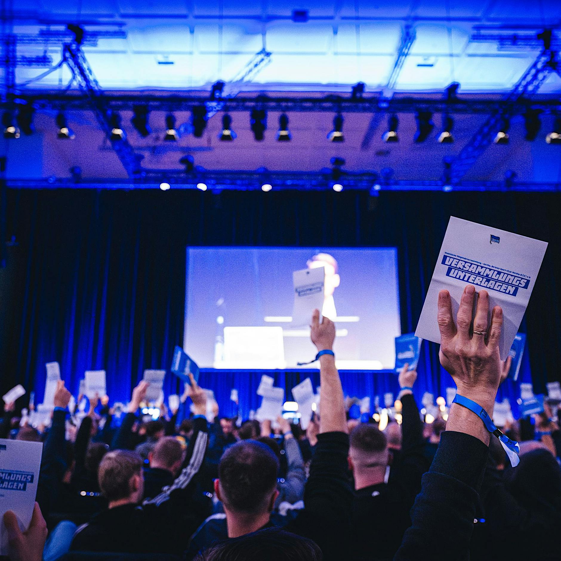 Mitgliederversammlung Hertha BSC: Klare Meinung der Fans und eine neue Bestmarke