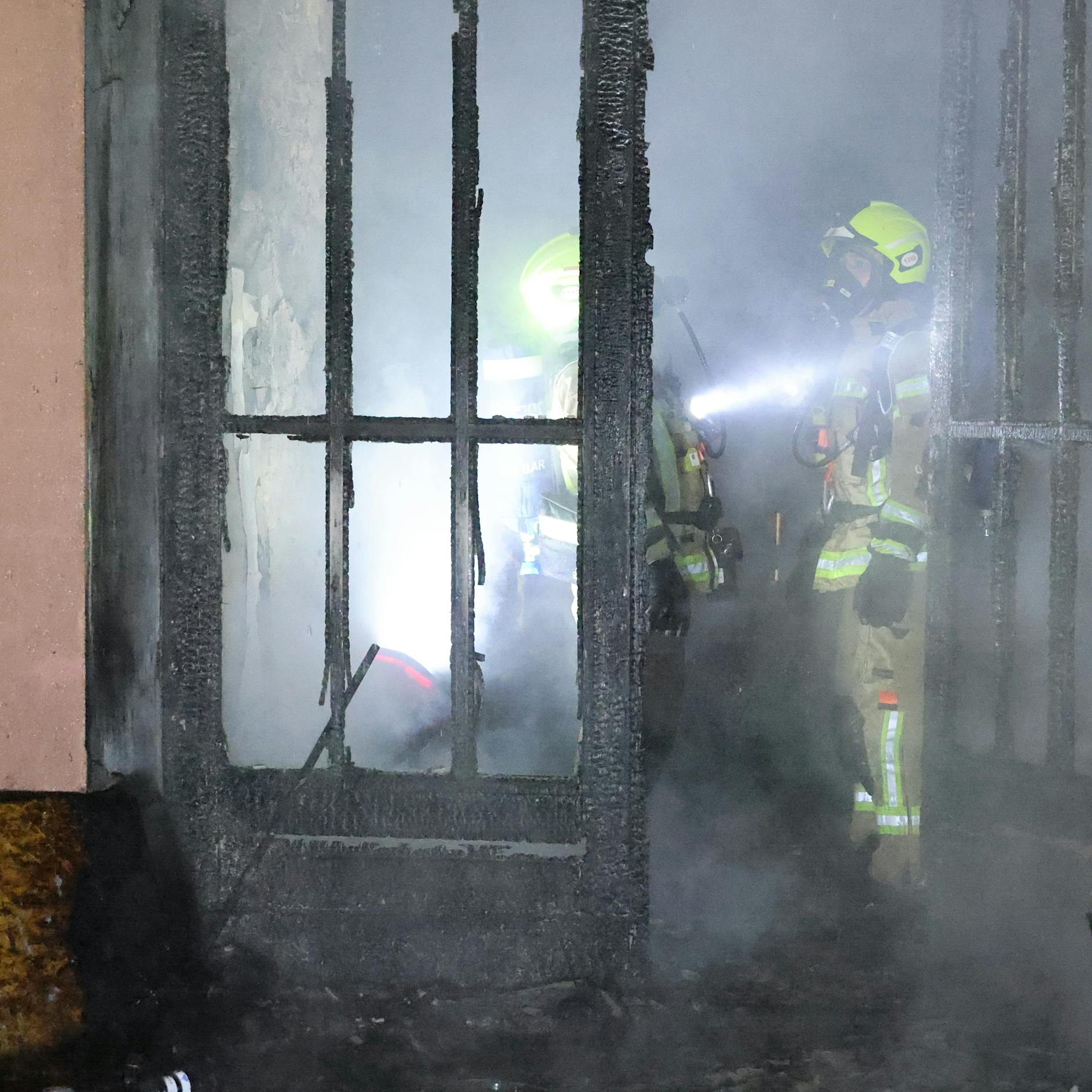 Feuer frisst sich durch Mehrfamilienhaus in Berlin-Weißensee