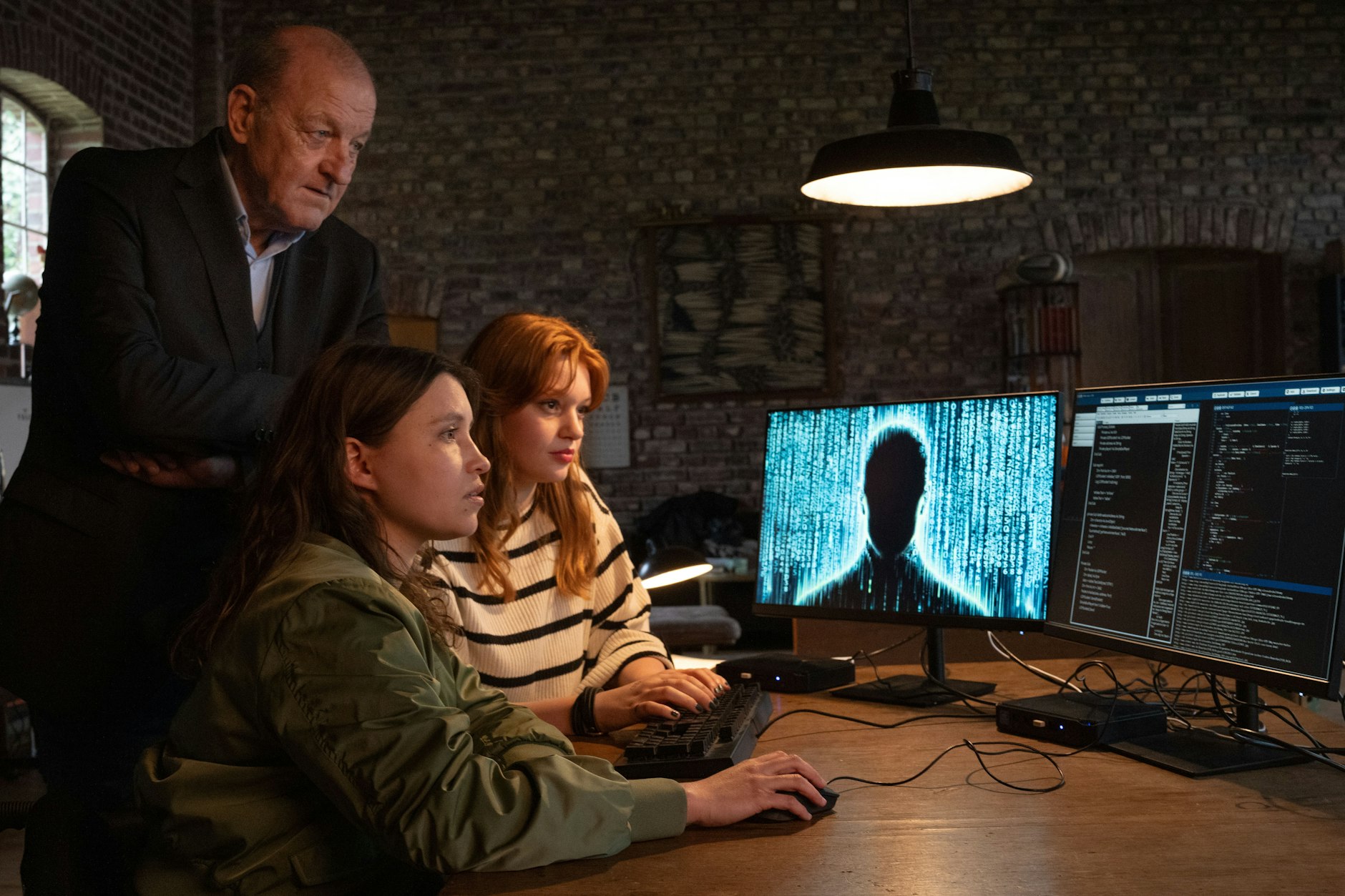 Privatdetektiv Georg Wilsberg (Leonard Lansink, l.) wird von der Studentin Jana Haumann (Lilly Charlotte Dreesen, r.) wegen dubioser Tonaufnahmen eingeschaltet.