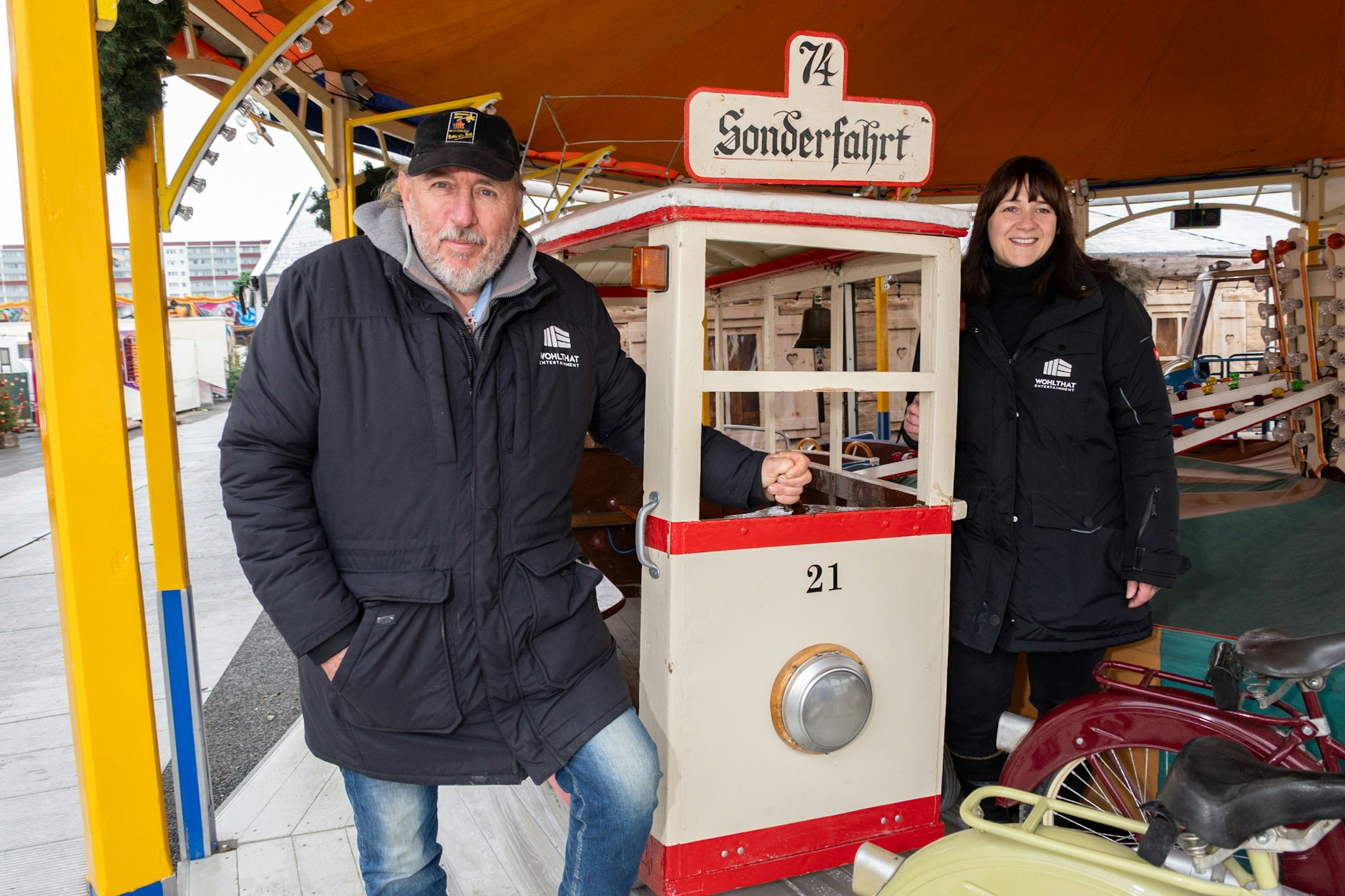 Eine Sonderfahrt in die DDR: Das kleine Karussell ist eines der Highlights der „Lichtenberger Winterzeit“. Oliver Hellwig und Christine Meinecke-Wohlthat sind die Macher des Weihnachtsmarktes.