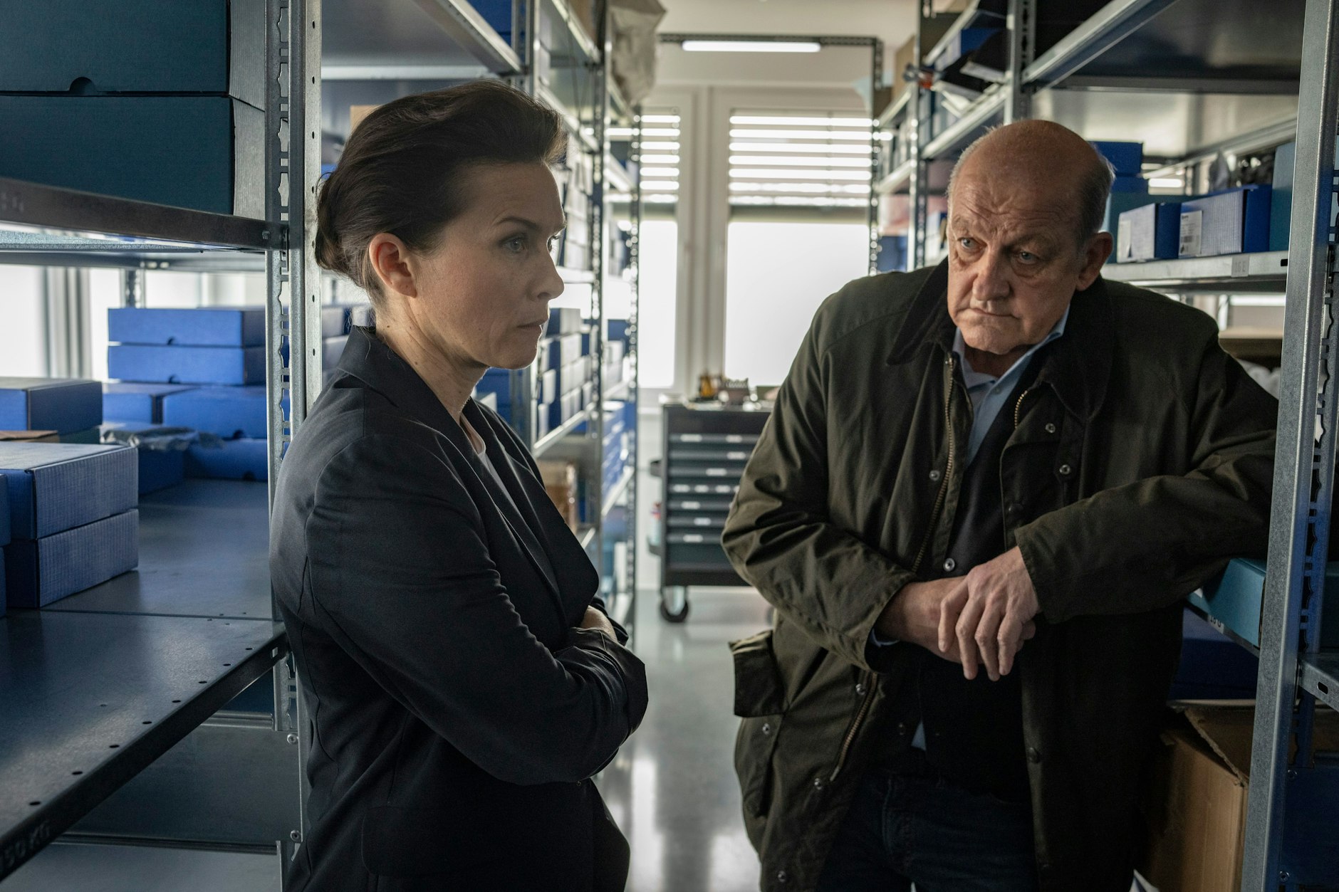 Privatdetektiv Wilsberg (Leonard Lansink) hat brisante Dinge über Simone Rupert (Kathrin von Steinburg) herausgefunden.