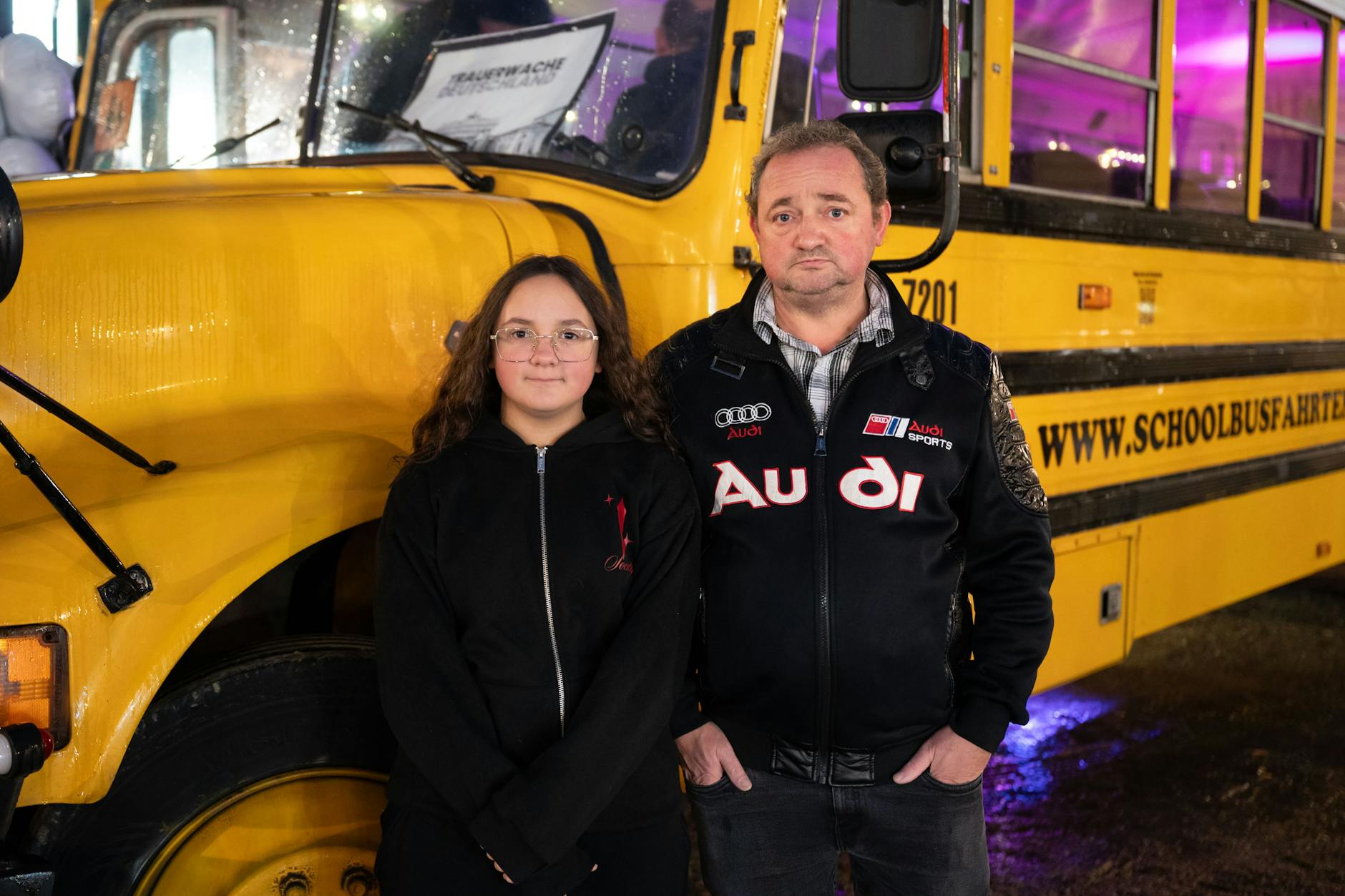 Marco Gleißner mit Tochter Lucy vor einem amerikanischen Schulbus auf der Versammlung mit gemeinsamen Gedenken an Menschen, die seit 2015 durch Gewalttaten ums Leben gekommen sind.