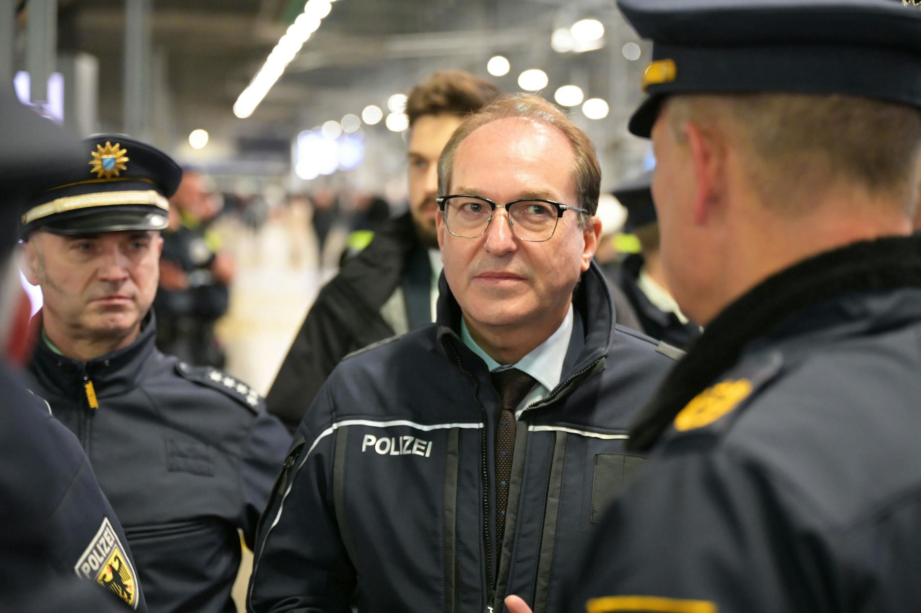Bundesinnenminister Alexander Dobrindt (CSU) informiert sich über den Schwerpunkteinsatz der Bundespolizei am Münchner Hauptbahnhof.