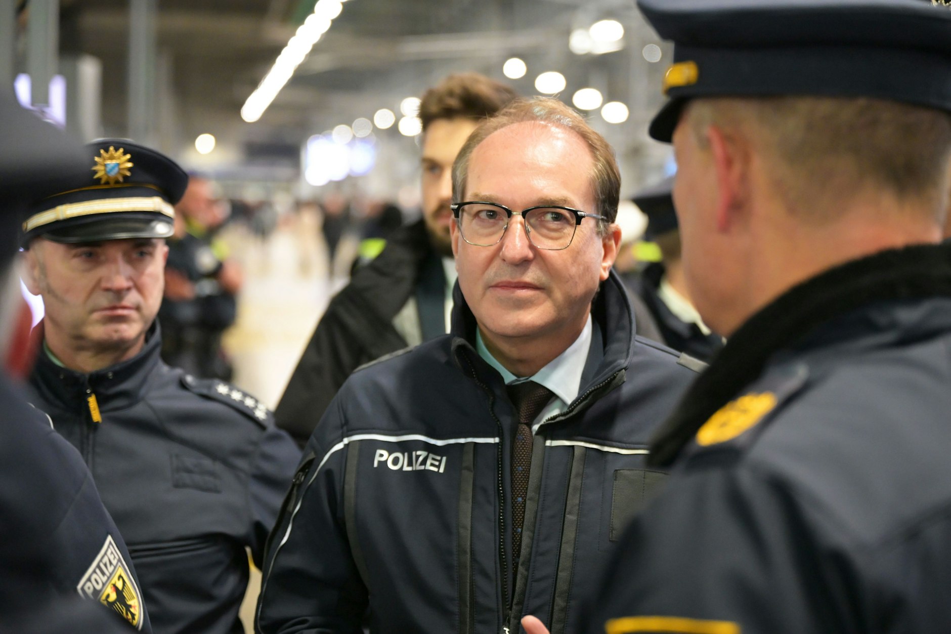 Bundesinnenminister Alexander Dobrindt (CSU) informiert sich über den Schwerpunkteinsatz der Bundespolizei am Münchner Hauptbahnhof. 