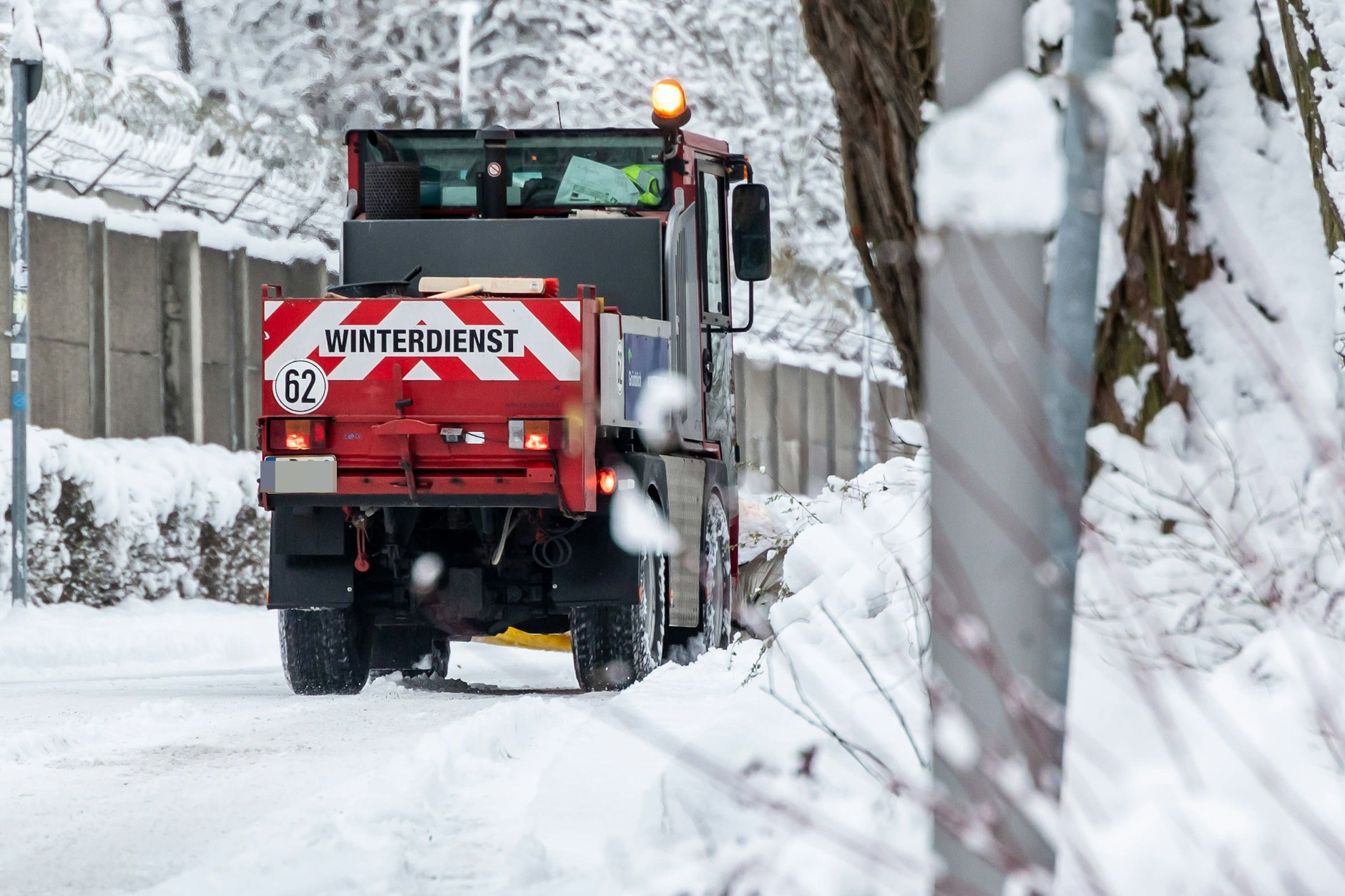 Muss auch in Berlin schon bald der Winterdienst fahren? Bis zu einem echten Wintereinbruch könnte es in der Hauptstadt noch etwas dauern.