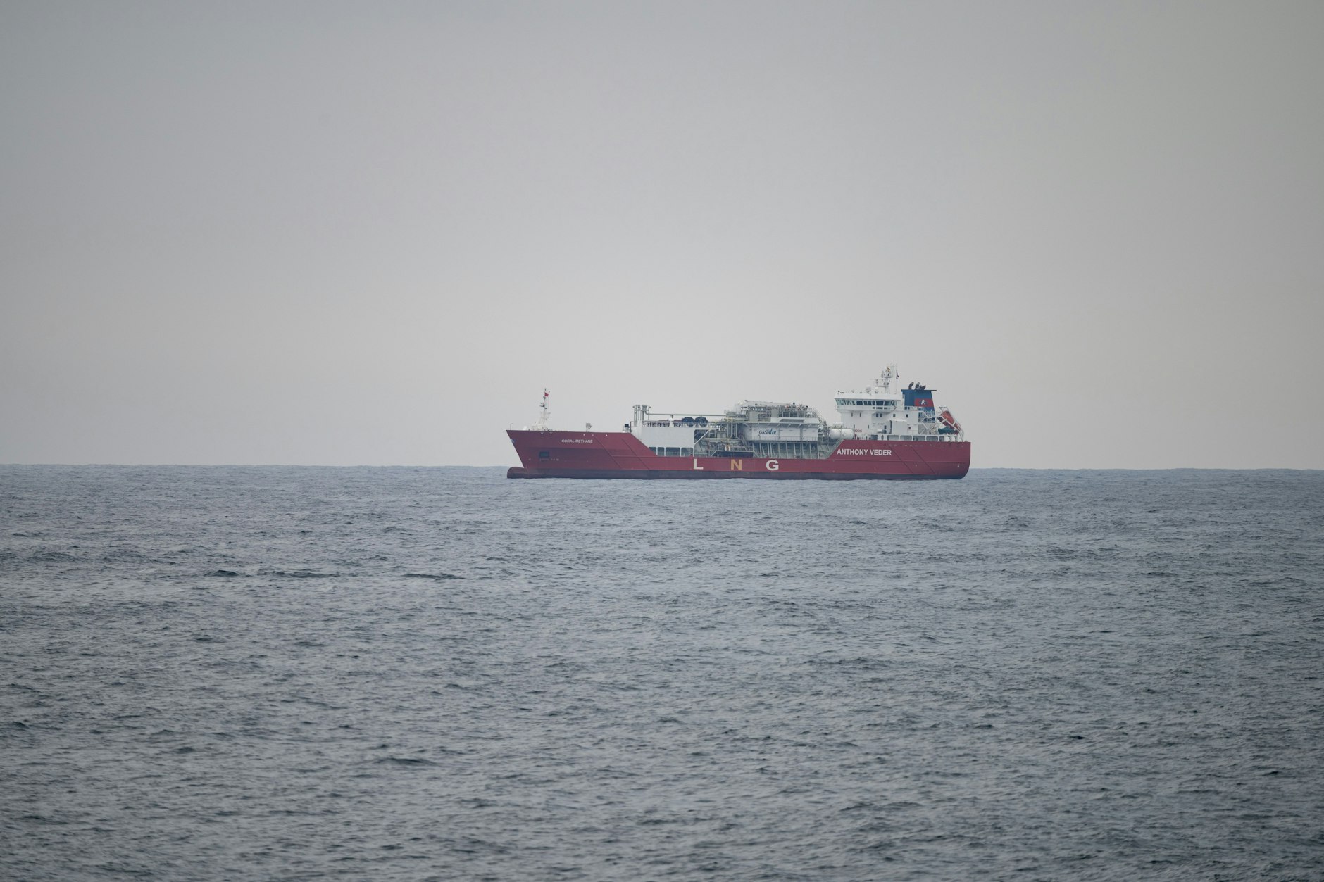 Trotz US-Sanktionen hat China offenbar eine Schattenflotte installiert, um weiterhin russisches LNG zu importieren.