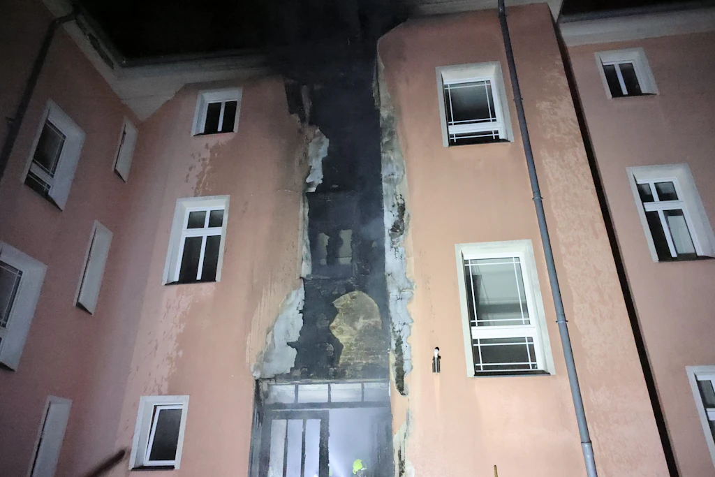 Das Feuer fraß sich über das Treppenhaus und die Fassade bis ins Dachgeschoß hoch. 