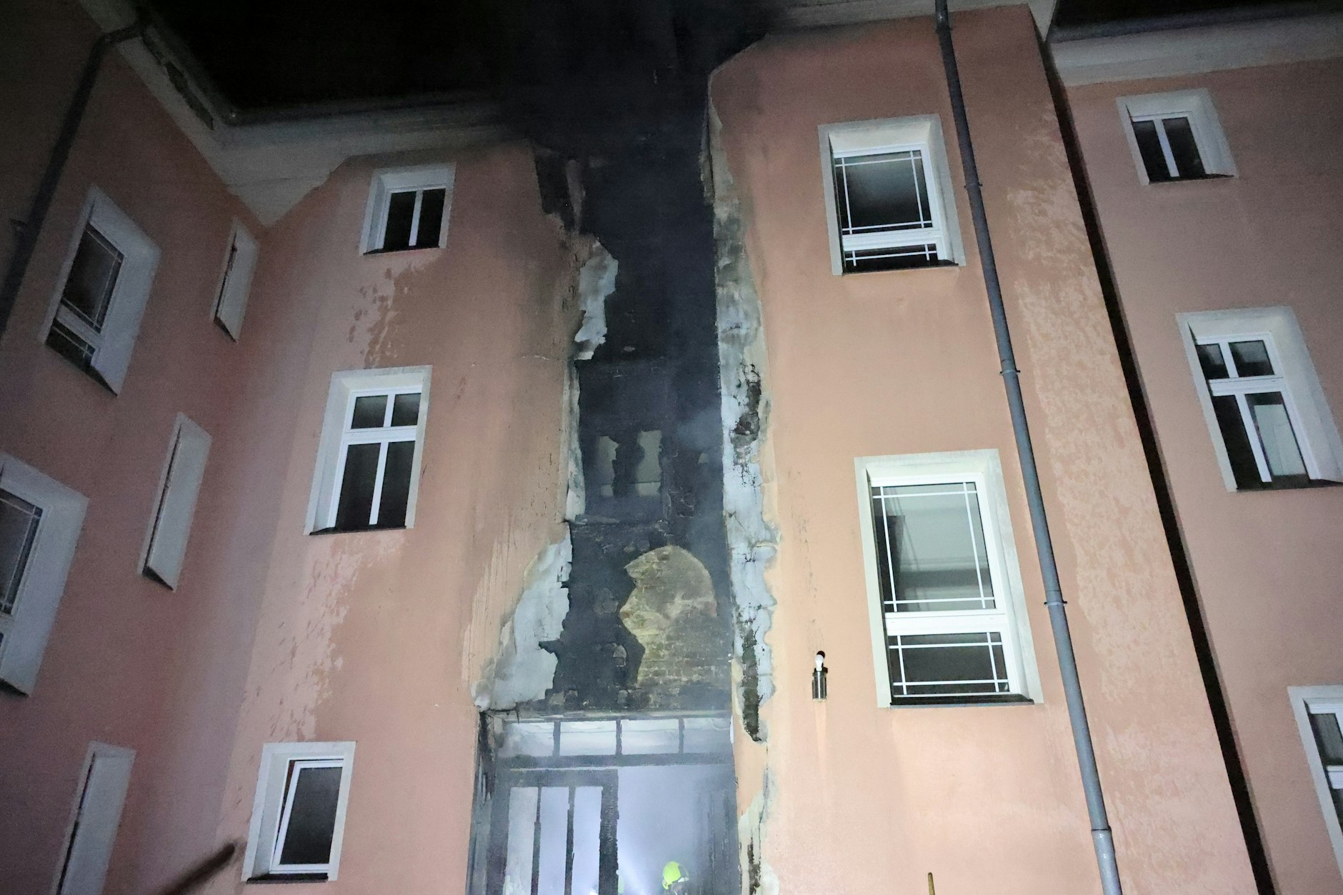 Das Feuer fraß sich über das Treppenhaus und die Fassade bis ins Dachgeschoß hoch. 