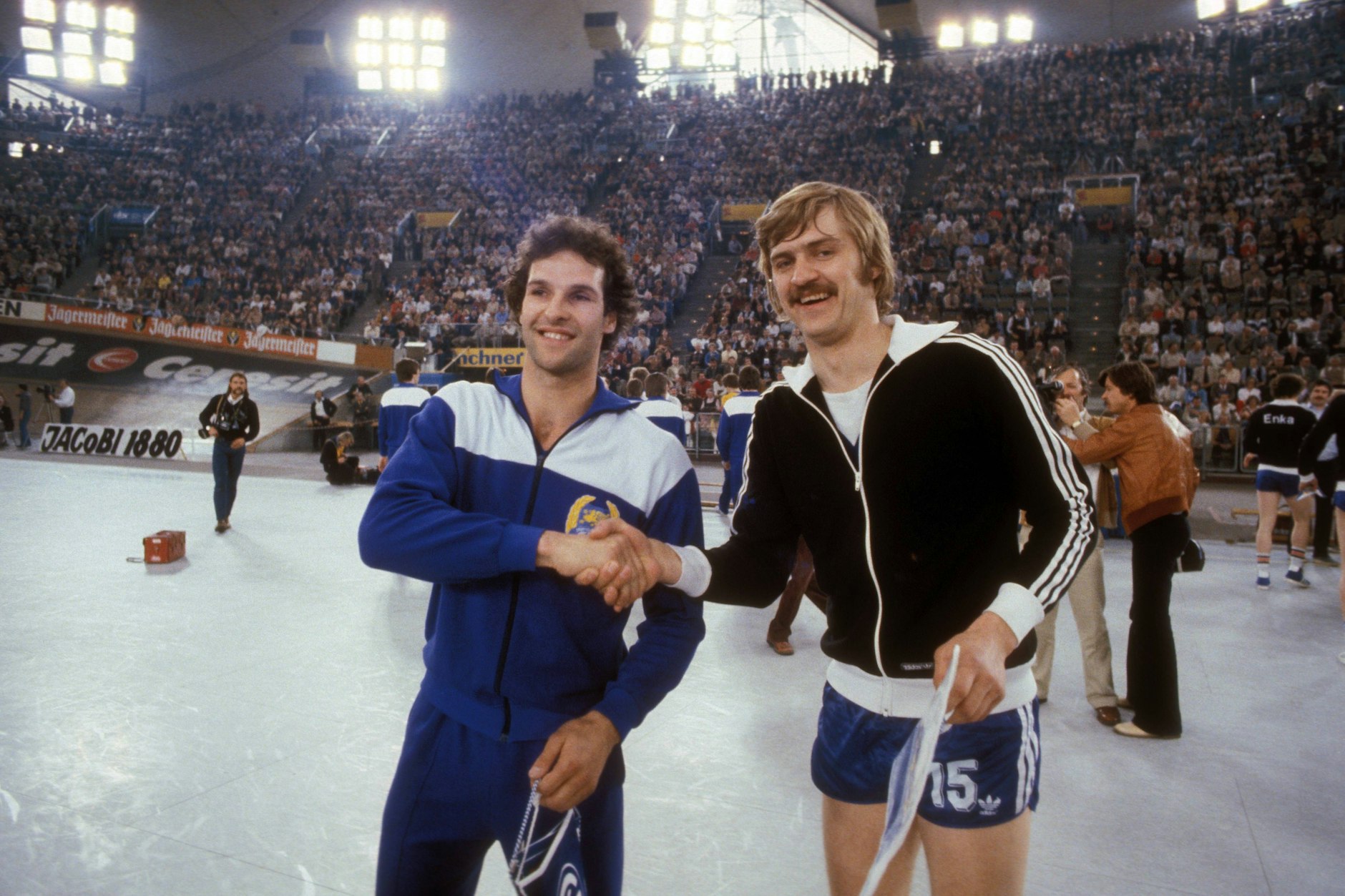 Ost trifft auf West: Wolfgang Böhme (Rostock) und Kurt Klühspies (Großwallstadt, r.) begrüßen sich 1979 vor einem Spiel im Europapokal der Landesmeister. Damals gewann der TV Großwallstadt gegen den SC Empor Rostock mit 14:10.