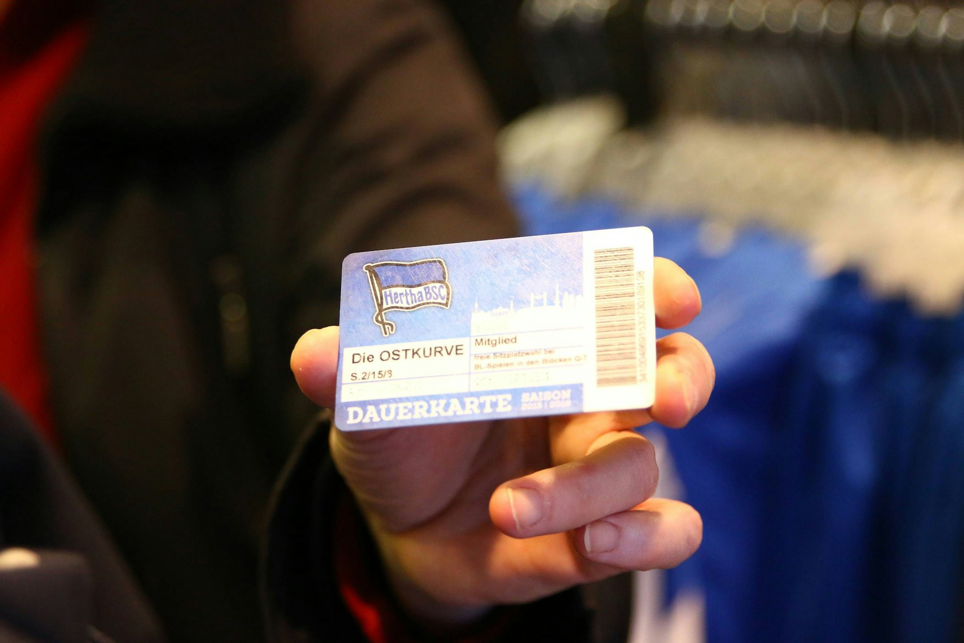 Die begehrte blau-weiße Plastikkarte: Die Dauerkarte wird für Hertha-Mitglieder teurer.