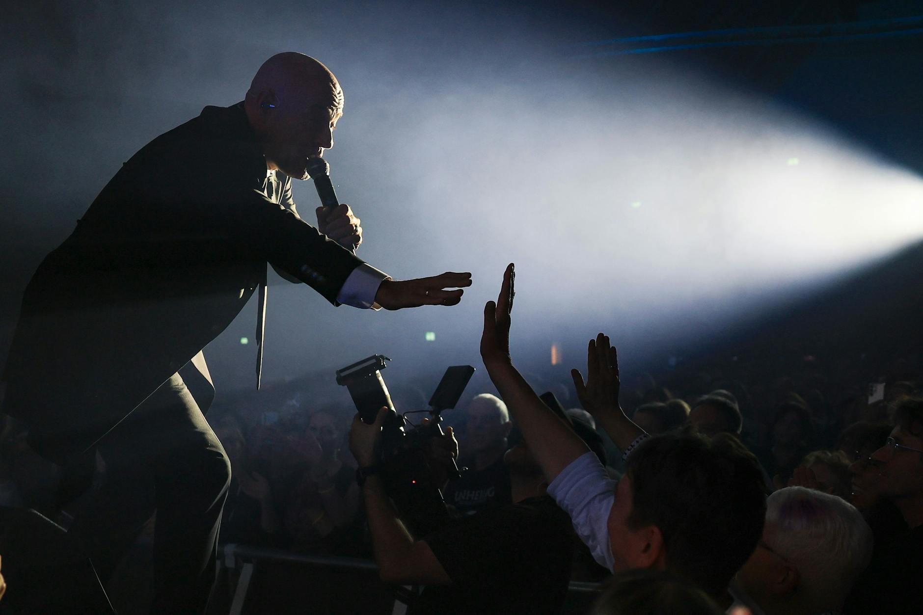 Beim Konzert in Leipzig ging der Graf von Unheilig einmal leider zu nah an die Bühne – und stürzte in den Graben davor.