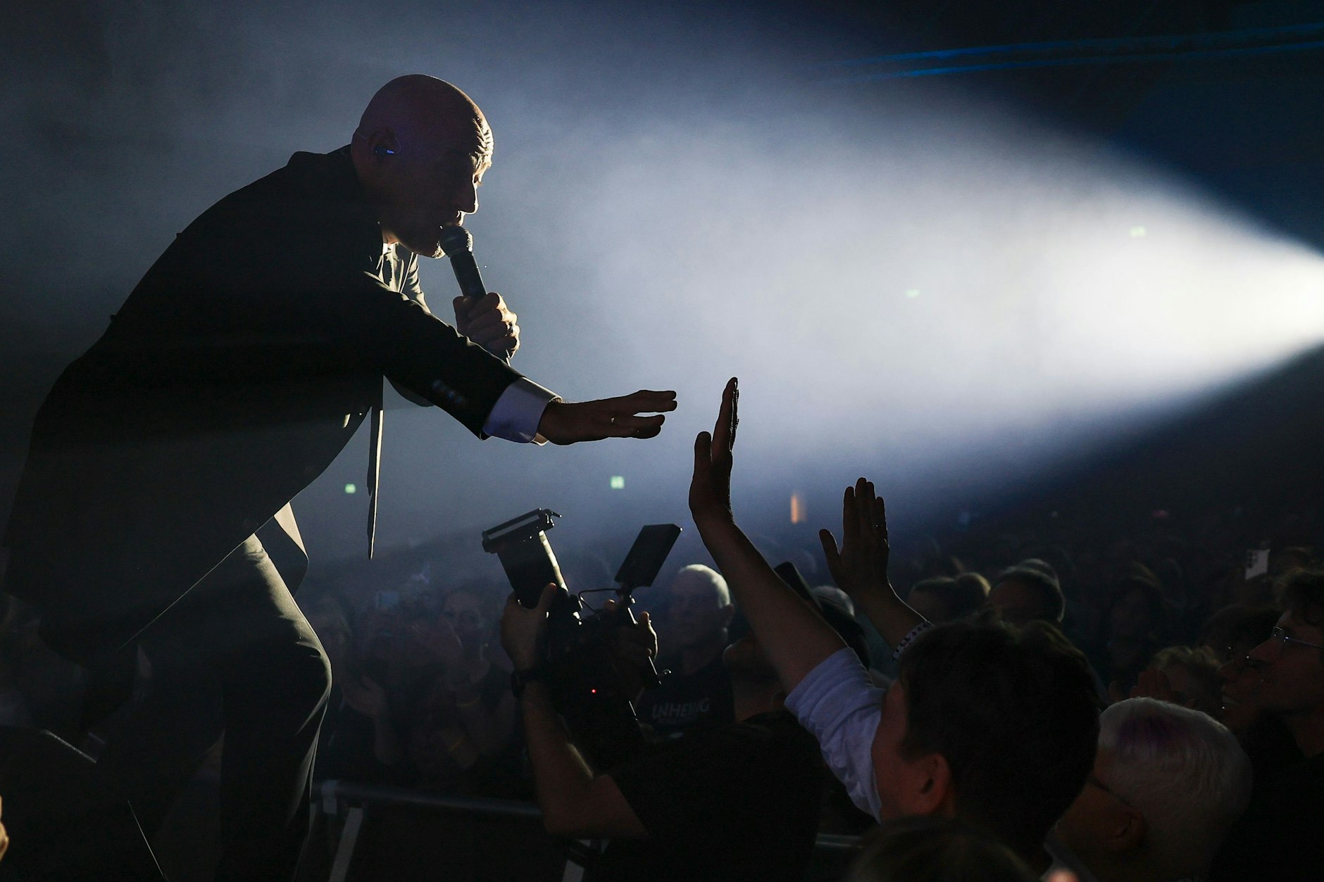 Beim Konzert in Leipzig ging der Graf von Unheilig einmal leider zu nah an die Bühne – und stürzte in den Graben davor.