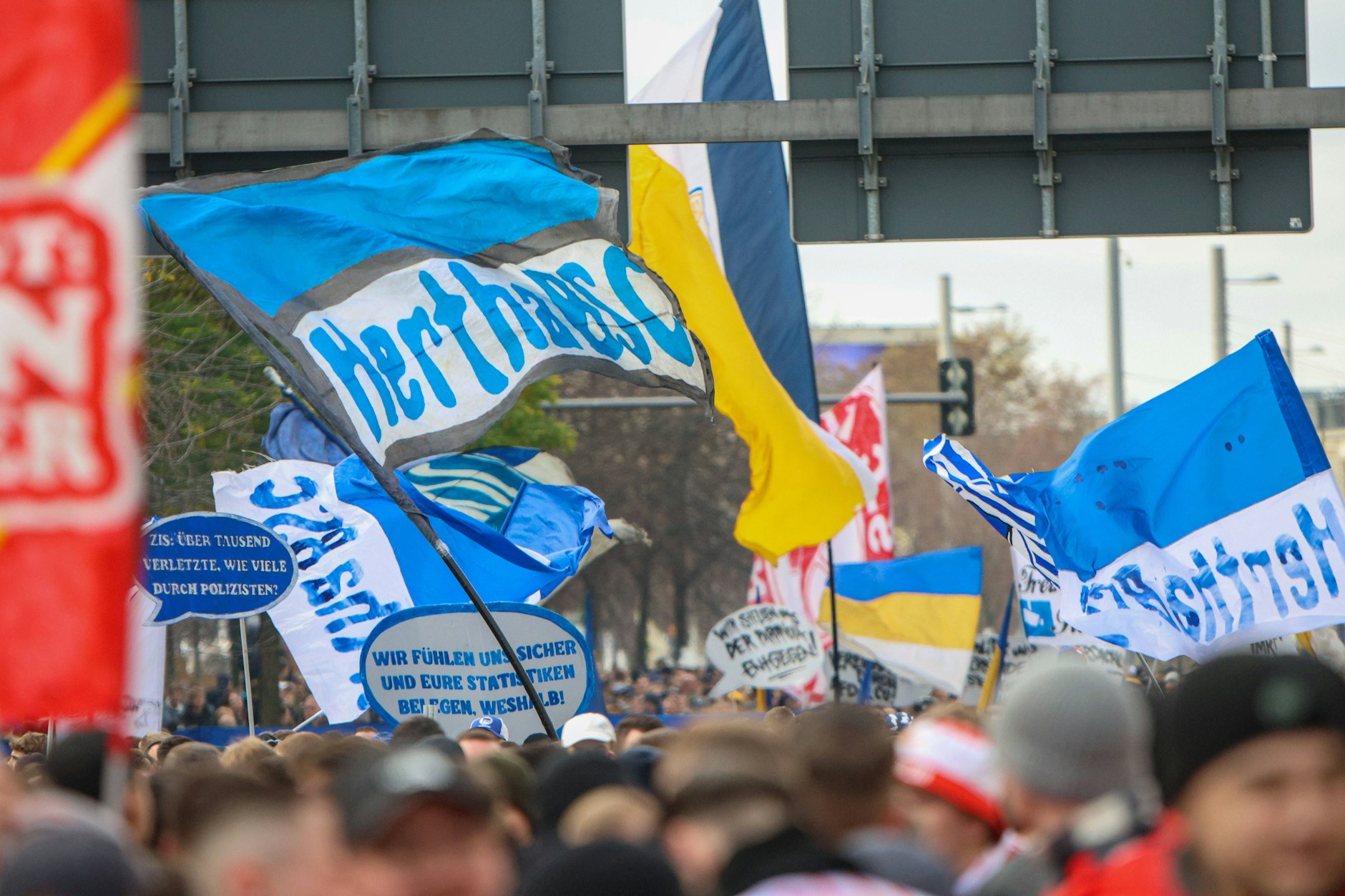 Fanclubs fürchten um die lebendigen Fan-Kurven in Stadien durch neue Einschnitte aus der Politik.
