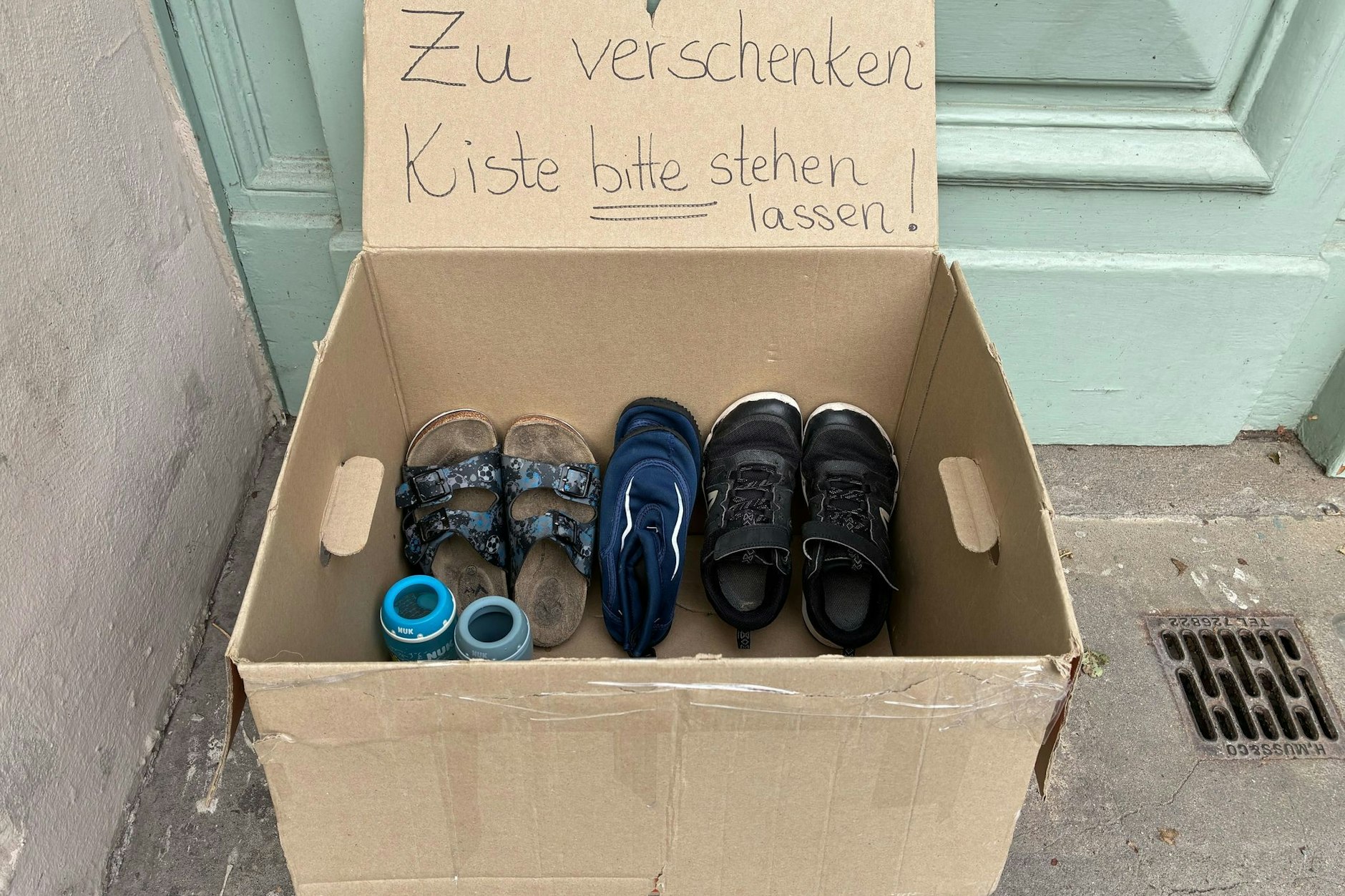 Vor einer Haustür steht eine „Zu Verschenken“-Kiste mit ausrangierten Dingen. Der Senat hatte dazu am 4. November einen neuen Bußgeldkatalog beschlossen, der nun im Amtsblatt veröffentlicht wurde.  