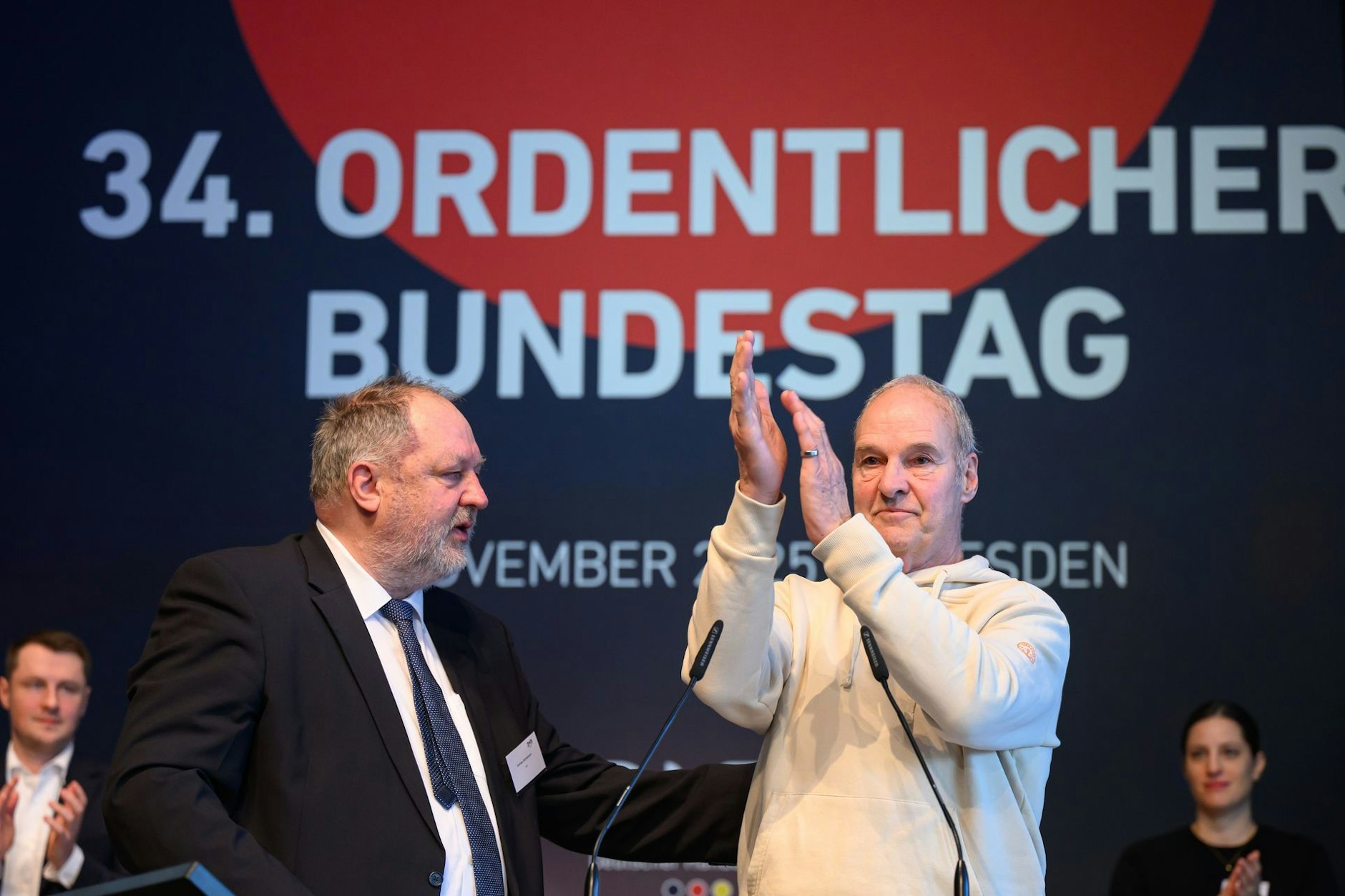 Der ehemalige DDR-Handballer Wolfgang Böhme (r.) wurde durch DHB-Präsident Andreas Michelmann mit dem Eintrag in das Goldene Buch des DHB geehrt.