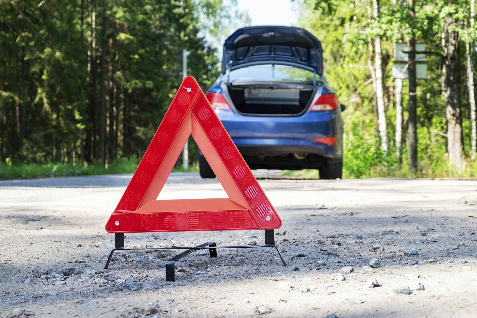 Eine vermeintlich liegengebliebener Autofahrer entpuppte sich als Autodieb (Symbolfoto).