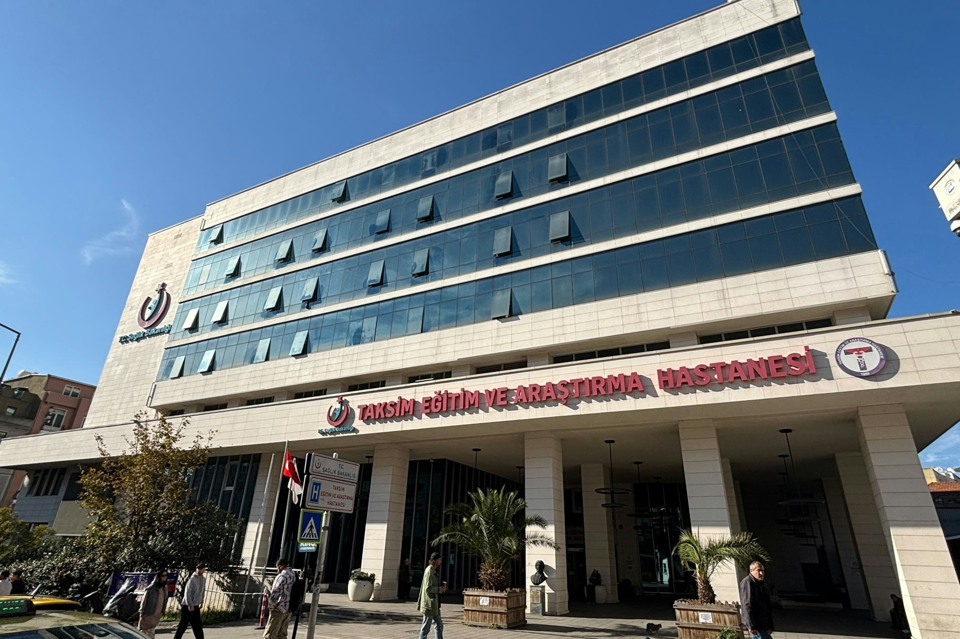 Das Taksim-Krankenhaus in Istanbul. Hier wurden die Touristen nach Vergiftungserscheinungen behandelt. Leider kam für die deutsche Mutter und ihre zwei Kinder jede Hilfe zu spät.