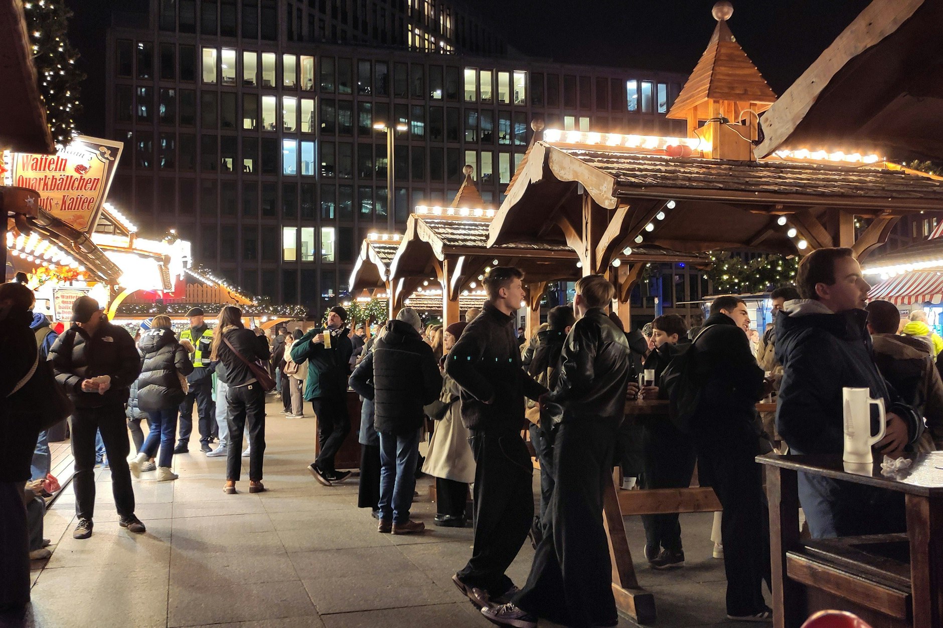 Schon seit 31. Oktober ist der Winterwelt-Markt am Potsdamer Platz geöffnet, bis 31. Dezember gibt es hier Glühwein, Gebäck und gebrannte Mandeln.