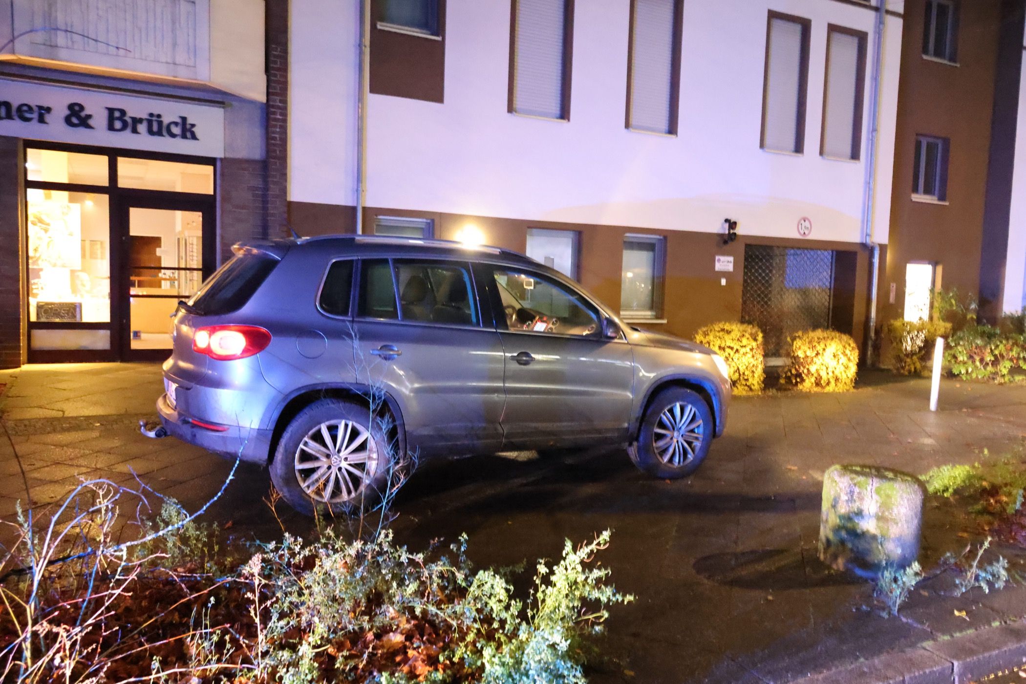 VW-Fahrer flüchtet durch halb Berlin, rast über Bürgersteige