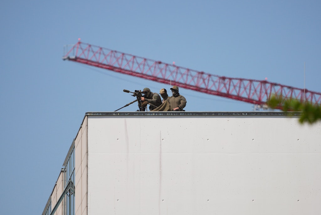 Angst-in-Berlin-Vorsicht-Scharfsch-tzen-am-Bahnhof-Jungfernheide-