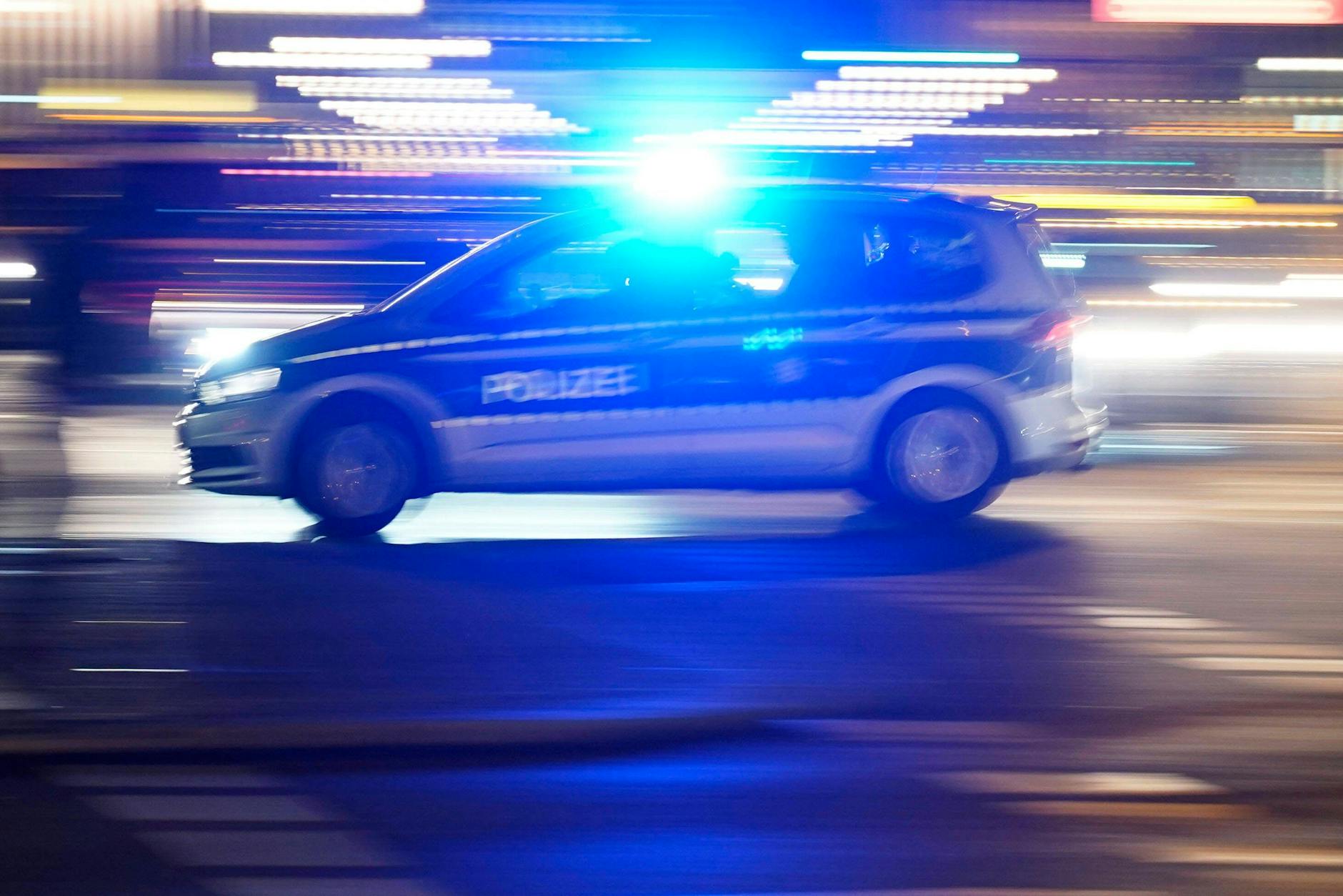 Ein Polizeiwagen im Einsatz (Symbolfoto). Eine Anschlagsdrohung, die sich am Sonntag im Netz verbreitete, ist laut Polizei nicht ernst zu nehmen.