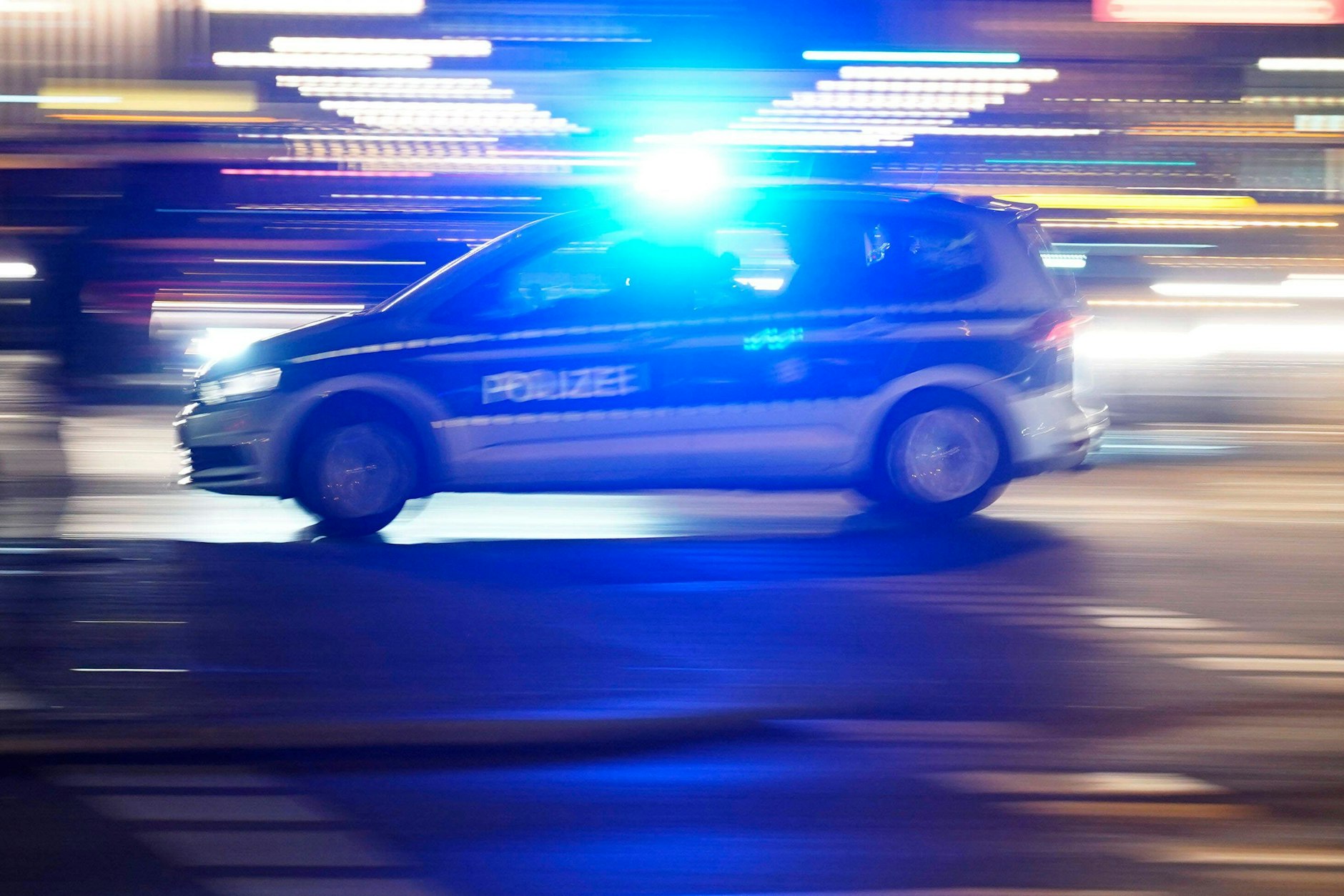 Ein Polizeiwagen im Einsatz (Symbolfoto). Eine Anschlagsdrohung, die sich am Sonntag im Netz verbreitete, ist laut Polizei nicht ernst zu nehmen.