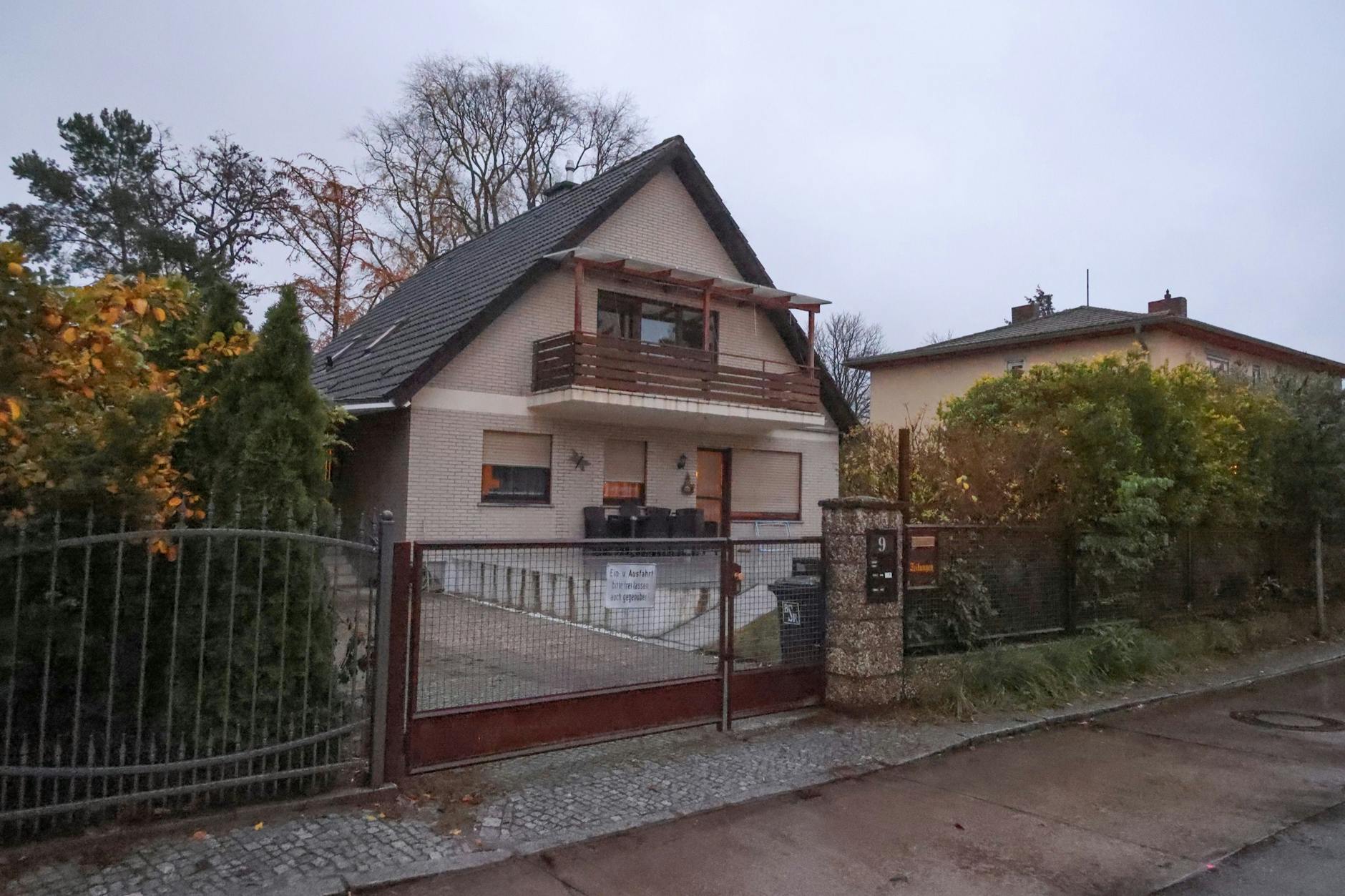 Auf dieses Wohnhaus in Tegel wurde am Wochenende geschossen. Die Bewohner alarmierten die Polizei.
