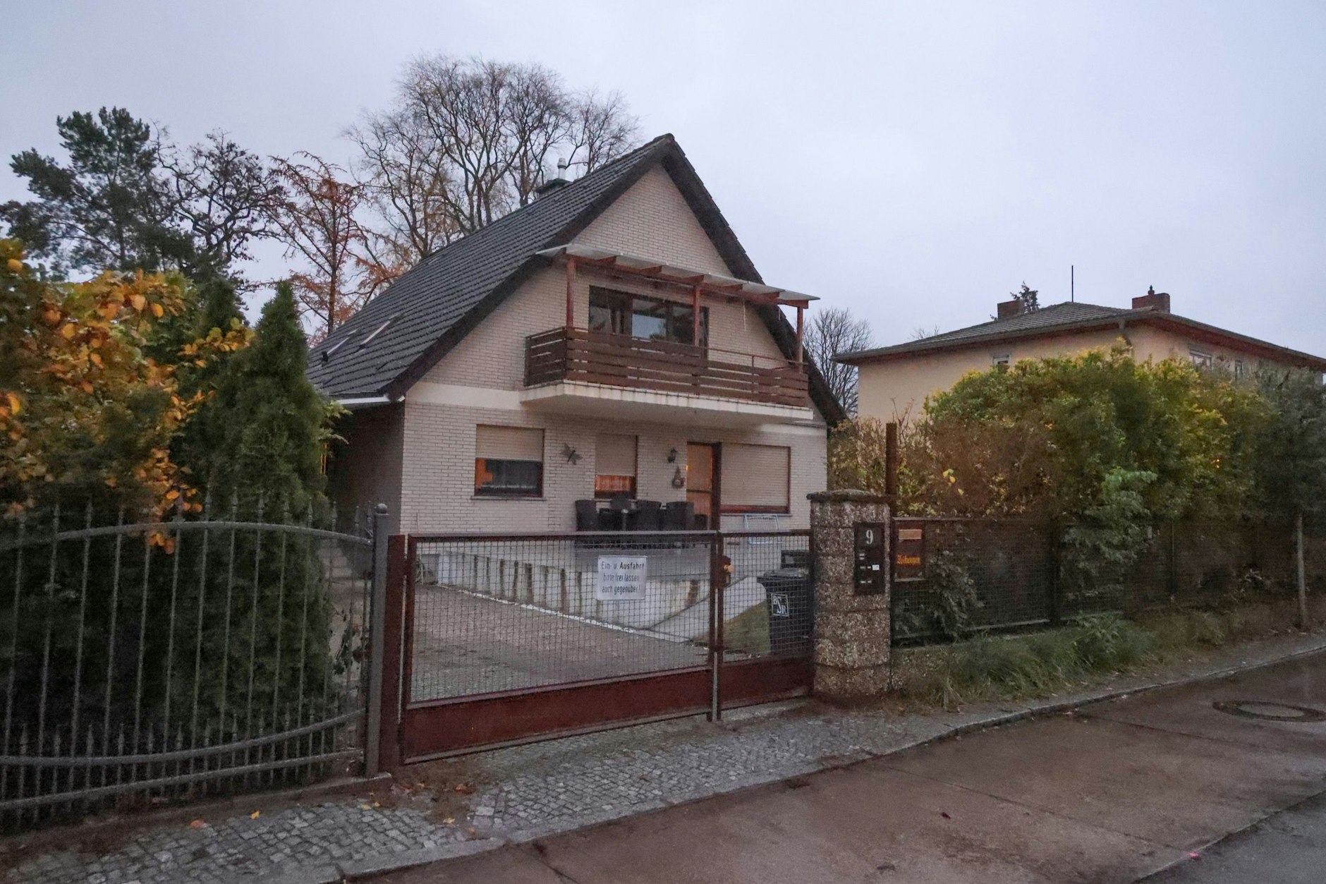 Auf dieses Wohnhaus in Tegel wurde am Wochenende geschossen. Die Bewohner alarmierten die Polizei.