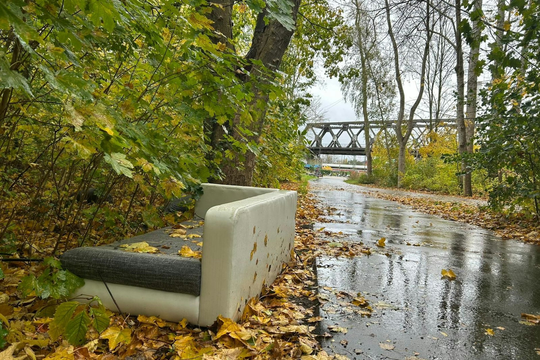 Neuer Tag, neuer Dreck: Überall in Berlin stellen Müll-Ferkel einfach achtlos ihren Sperrmüll ab. Was soll das? 