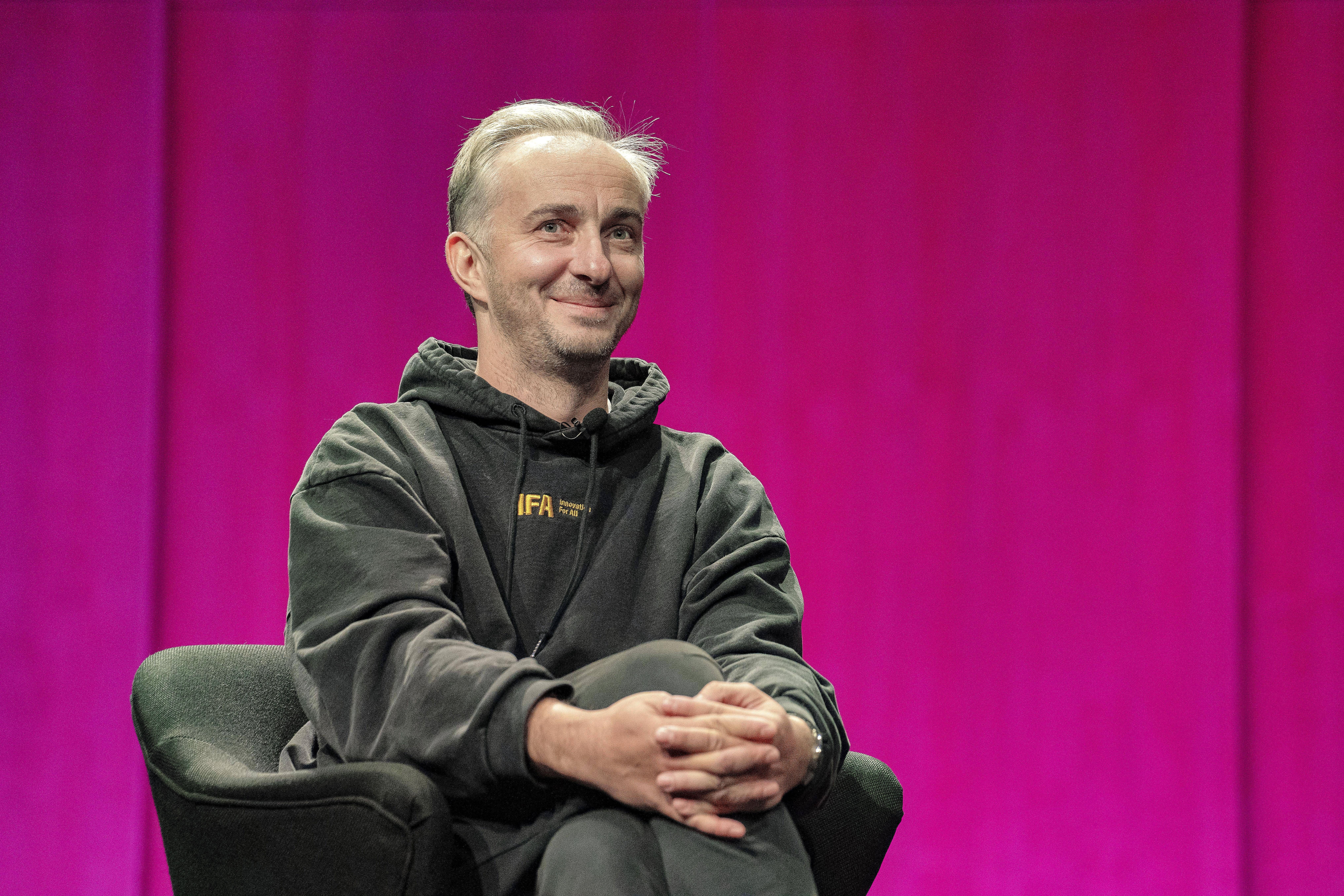 „Als Spaßvogel brilliant“: Jan Böhmermann lässt sich im Interview in Watte packen