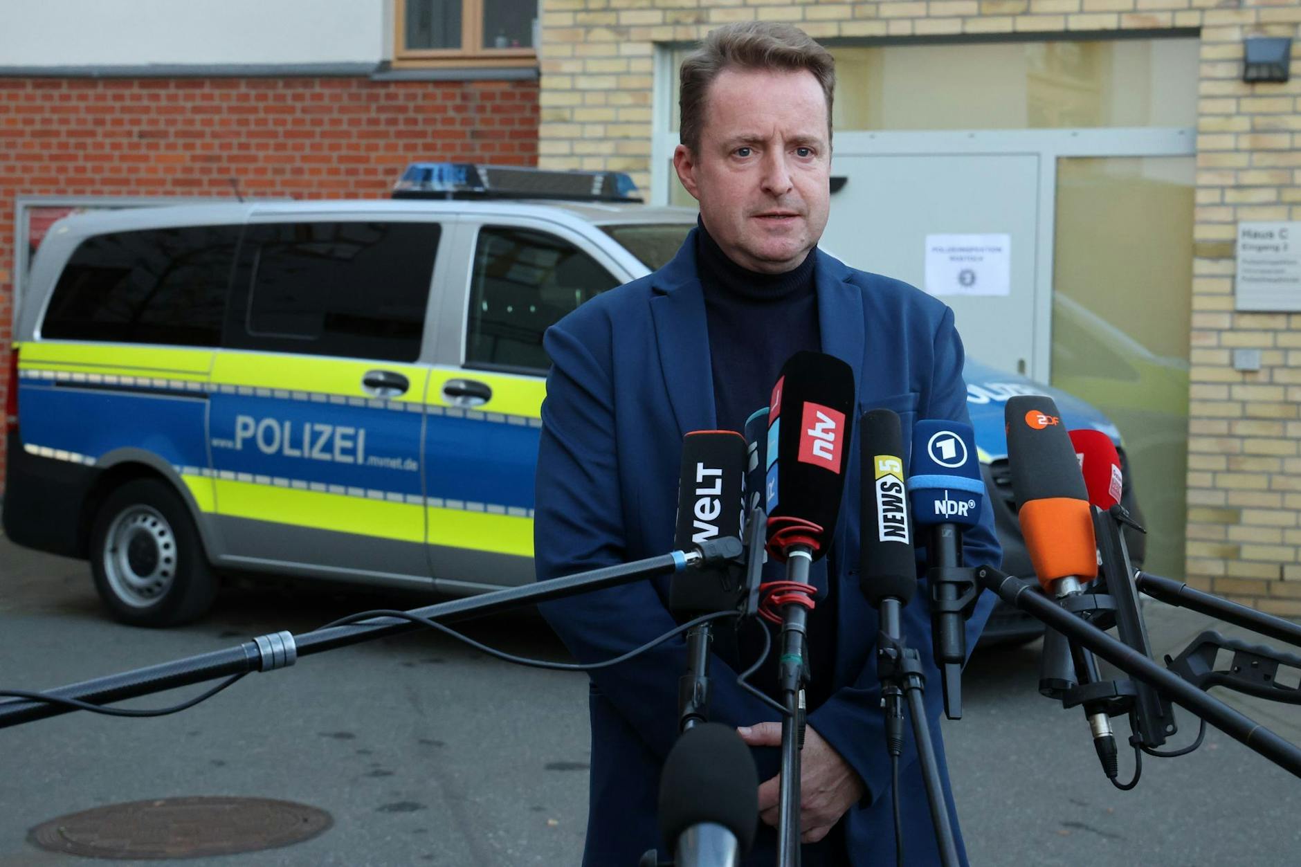 Harald Nowack, Oberstaatsanwalt der Staatsanwaltschaft Rostock, wie er sich am 6. November den Fragen der Presse stellte