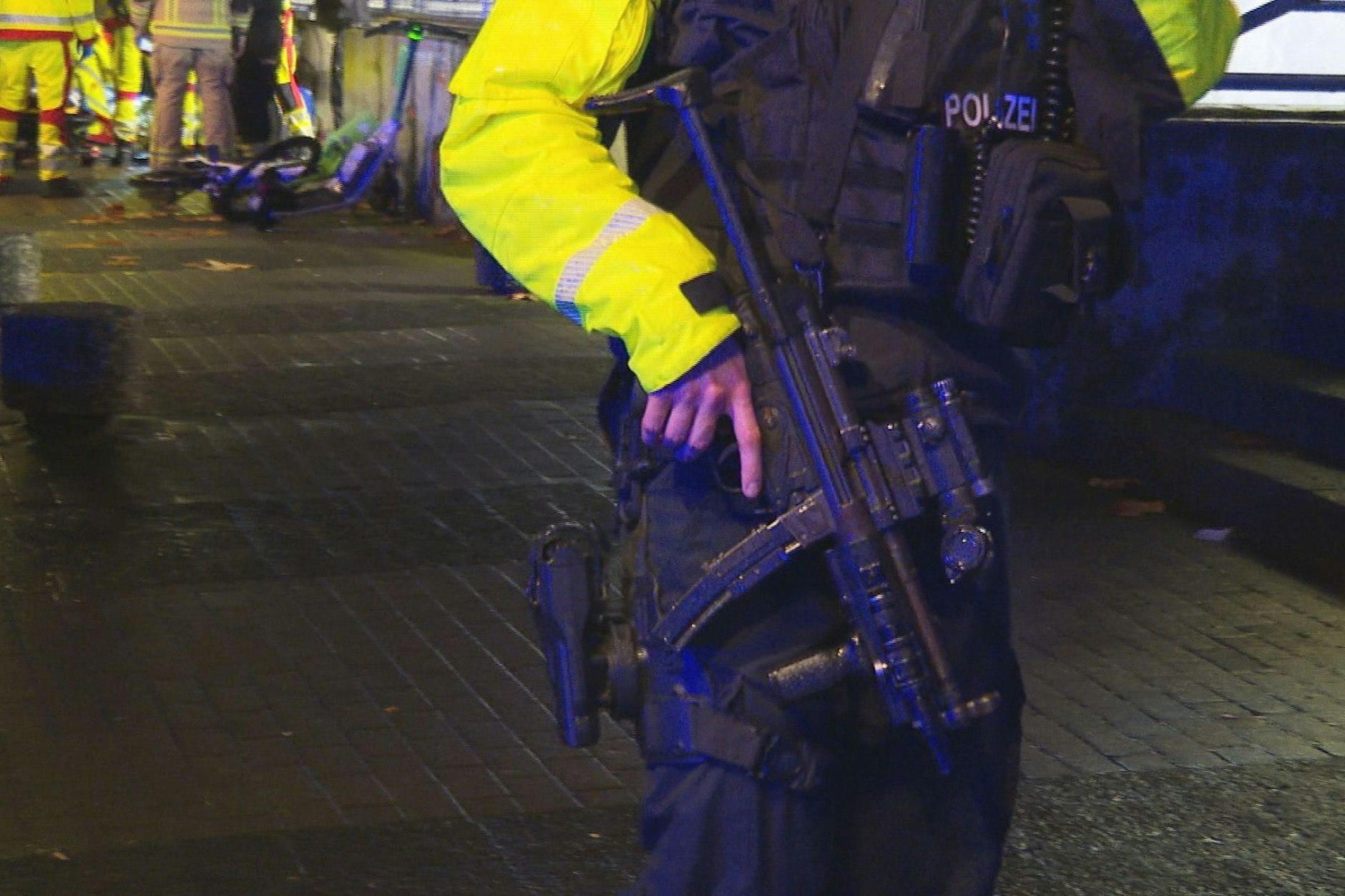 Schwerbewaffnete Einsatzkräfte der Polizei sicherten den Tatort in Berlin-Kreuzberg.