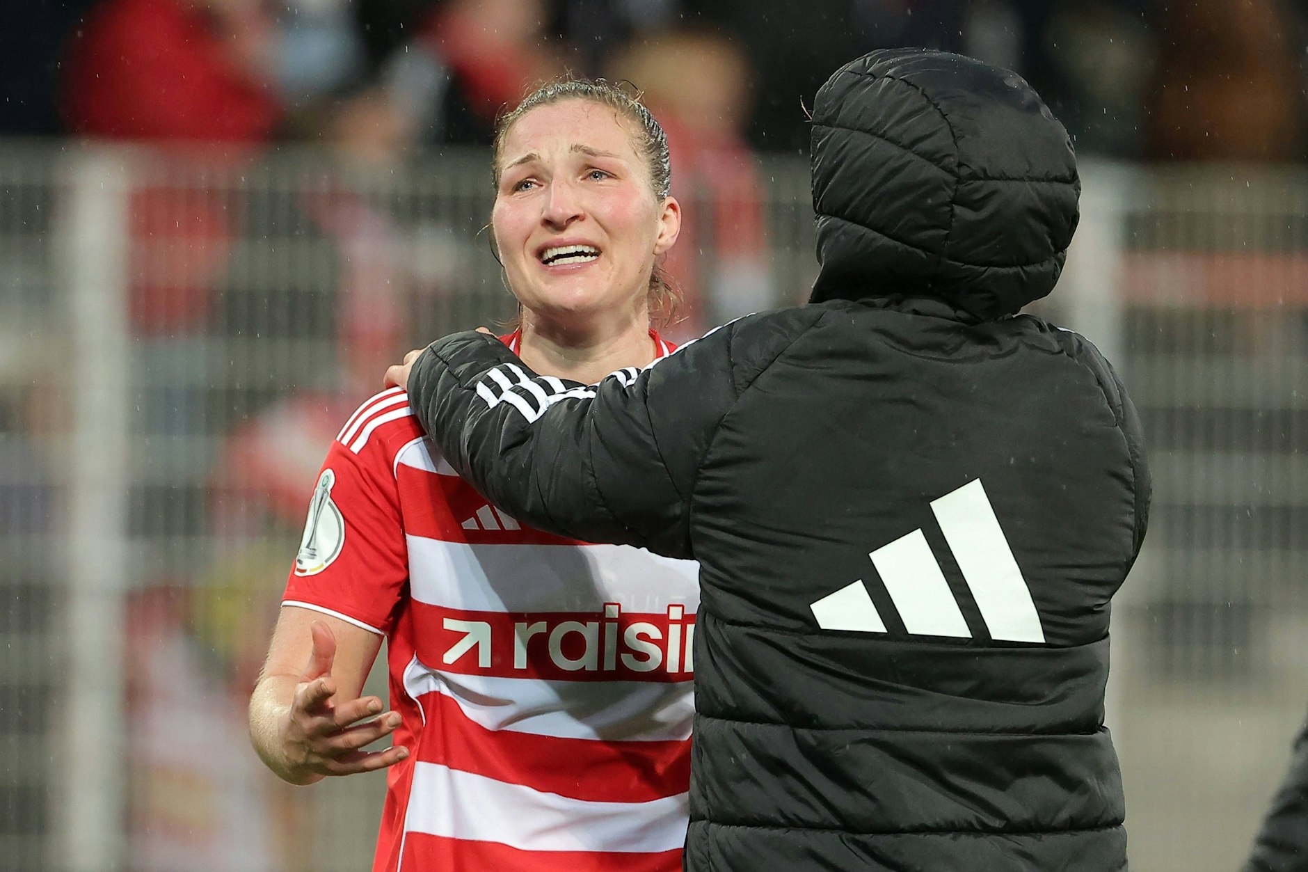 Dina Orschmann (l.) war nach dem Aus im DFB-Pokal gegen Carl Zeiss Jena sichtbar enttäuscht.