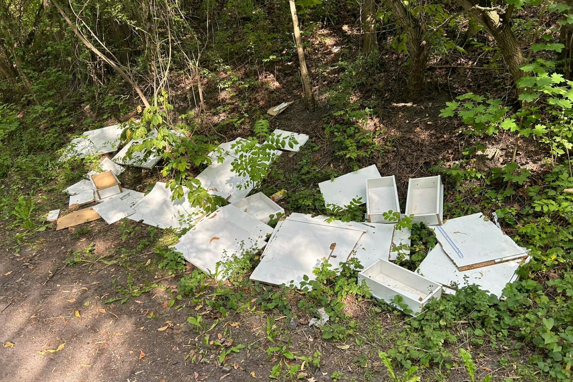 Hier wurden scheinbar Küchenschränke zerlegt - die Scharniere wurden nicht abgeschraubt, sondern herausgebrochen. Eine echte Dreck-Sünde!