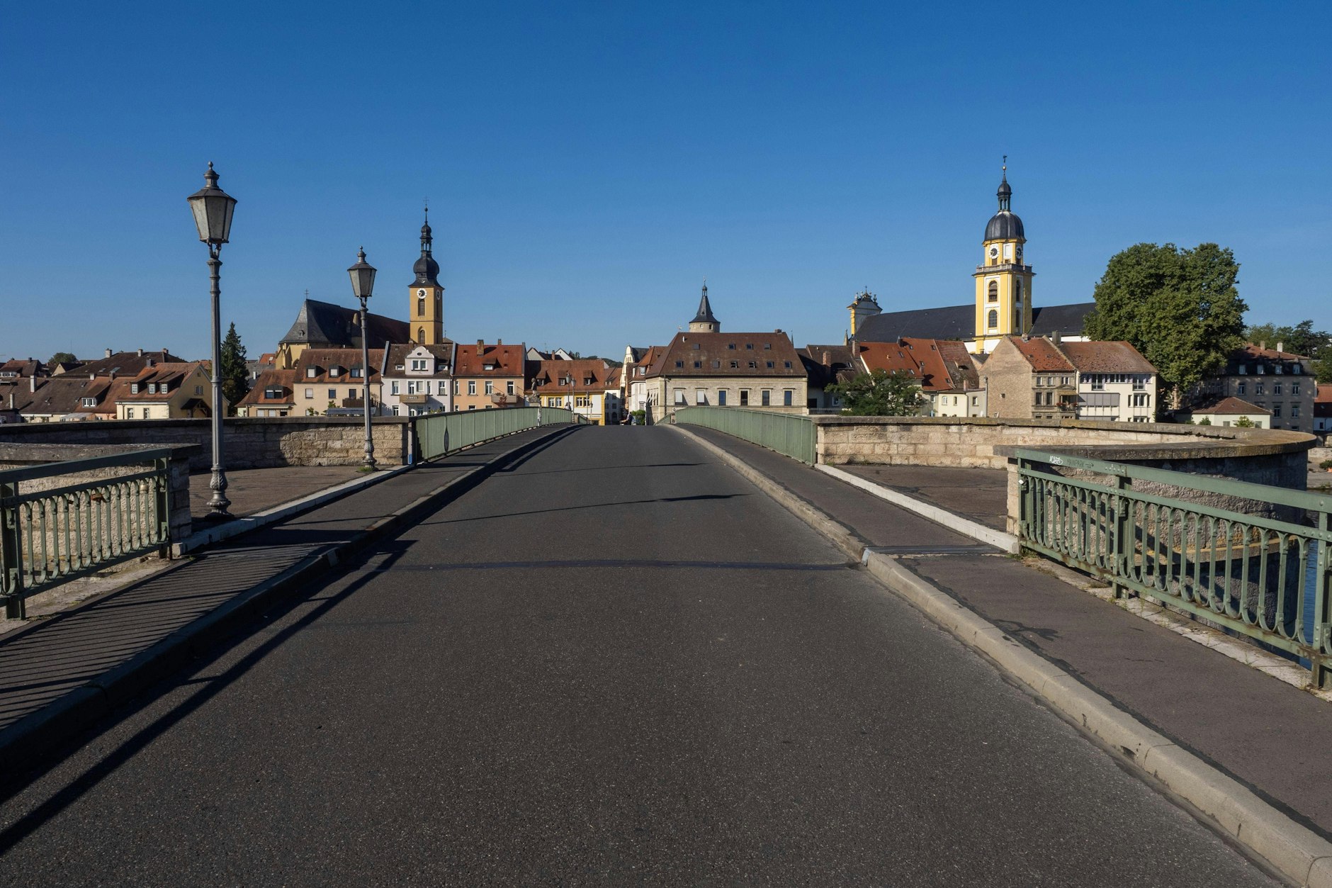 Am Rande der Stadt Kitzingen, nach rund zehn Kilometern Fahrt, ließ der Autodieb die Frau aussteigen.