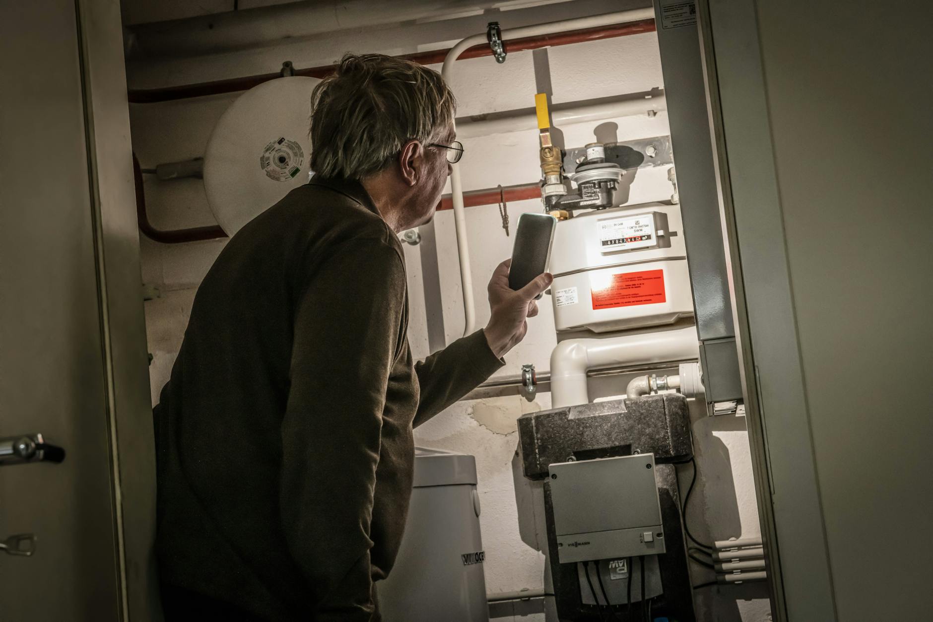 Ein Mieter liest den Gaszähler ab: Auch beim Gas sind Preissenkungen angekündigt.