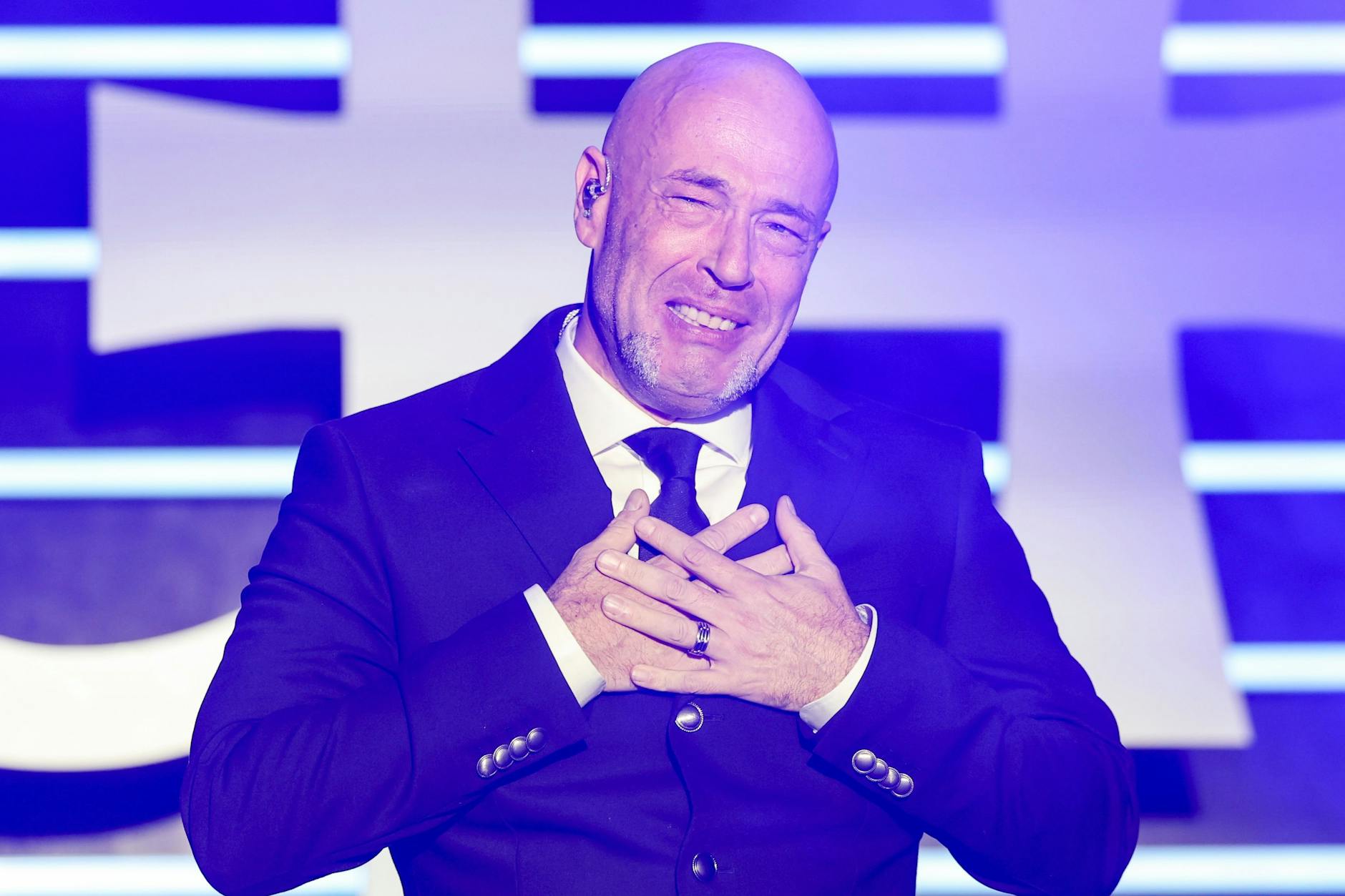 Der Blick ist schmerzverzerrt, aber das hat nichts mit dem Sturz zu tun: Hier freut sich der Graf von Unheilig beim Konzert in Leipzig über den Rückhalt seiner Fans.