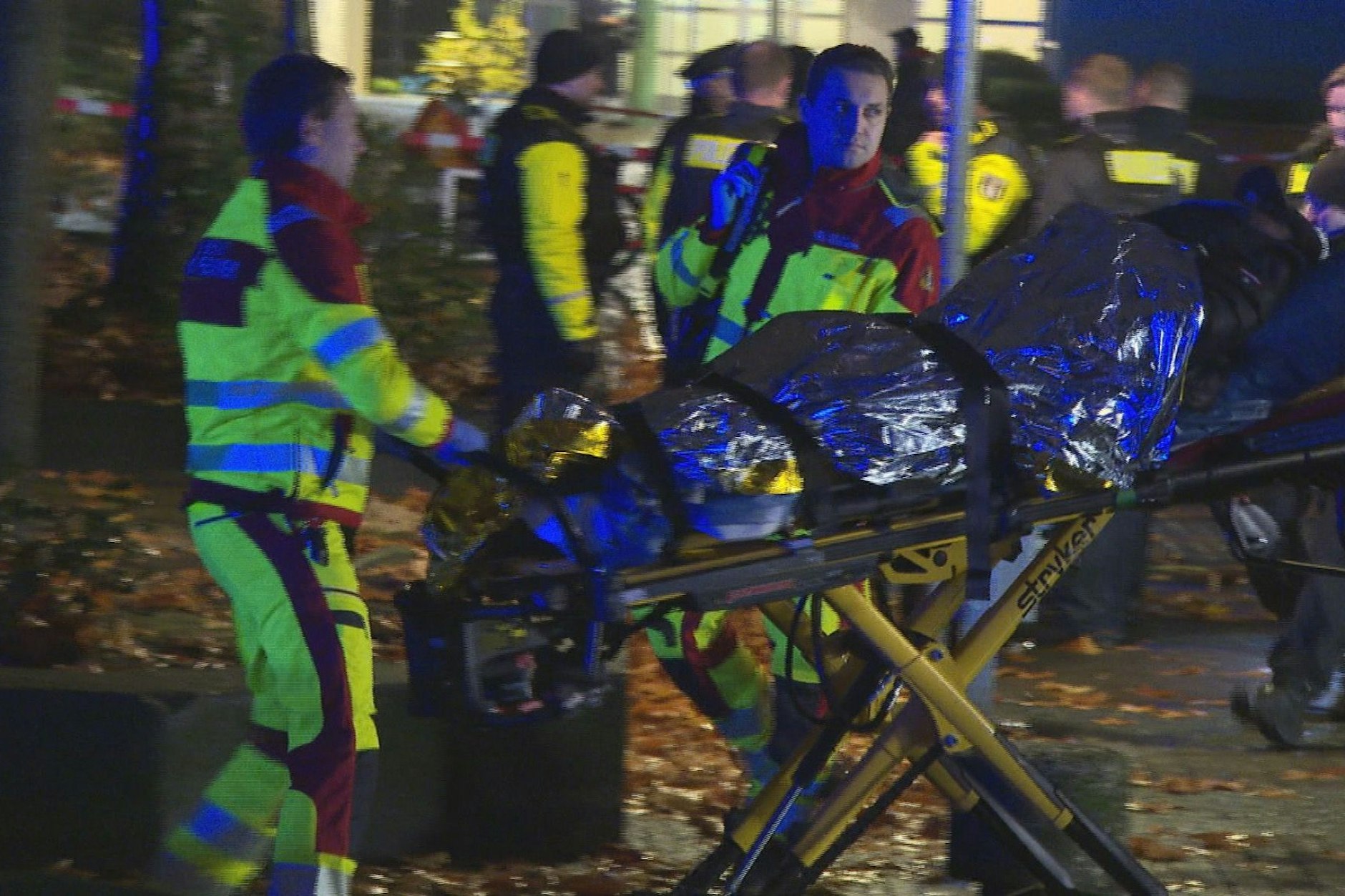 Abtransport des Schwerverletzten: Gegen 23 Uhr wurde eine Person durch Schüsse nahe der Gitschiner Straße verletzt. Das Opfer wurde vor Ort vom Notarzt versorgt und ins Krankenhaus transportiert.