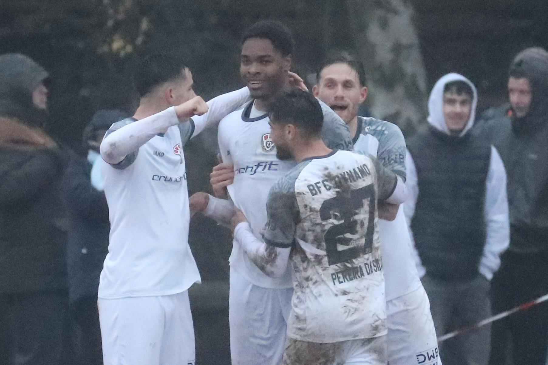 Brandon Happi Monthe (M.) wird von seinen Dynamo-Kollegen gefeiert.