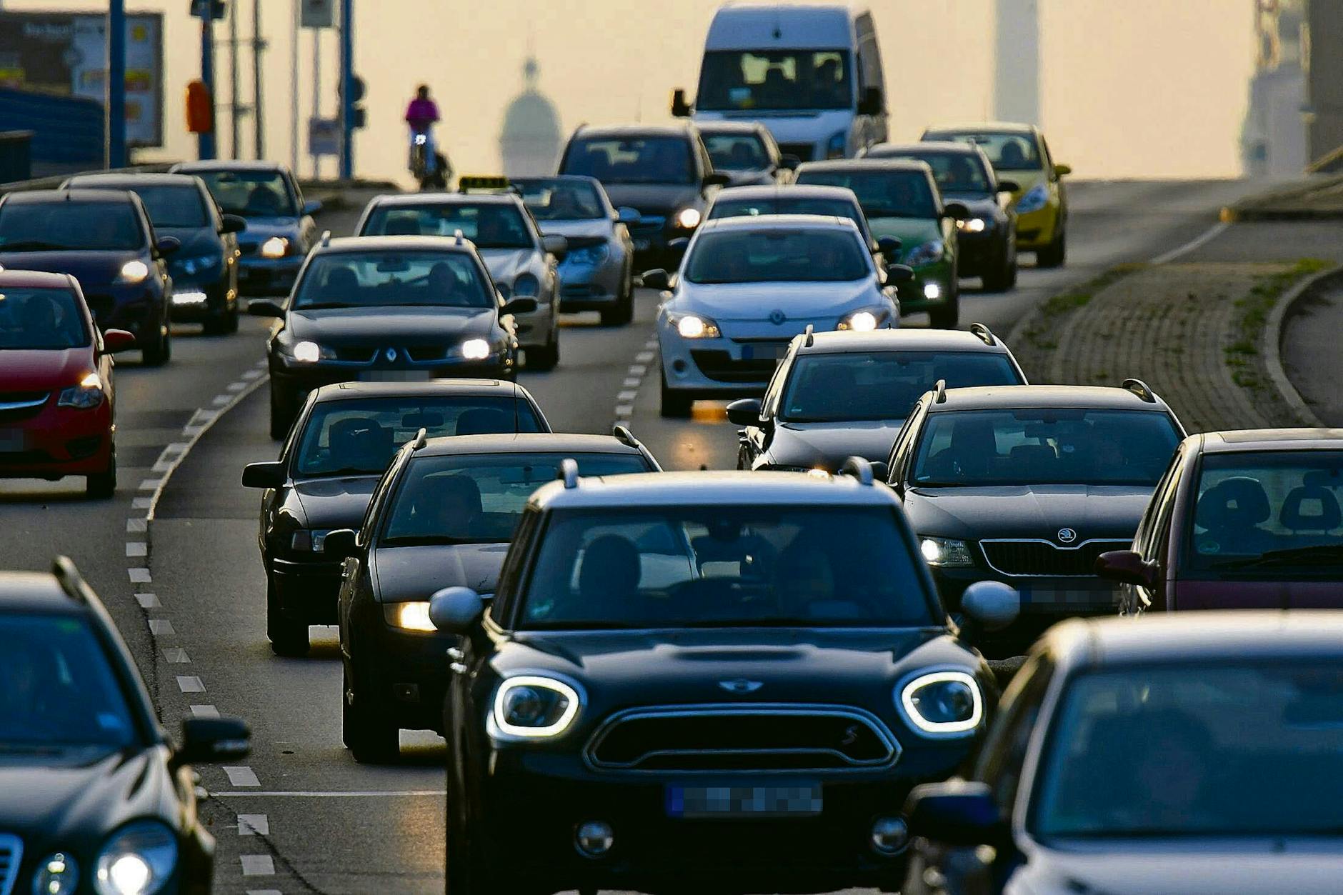 Kein Tag ohne dichten Verkehr, Staus und Sperrungen: Auch am Montag müssen sich Berlins Autofahrer auf Überraschungen einstellen.