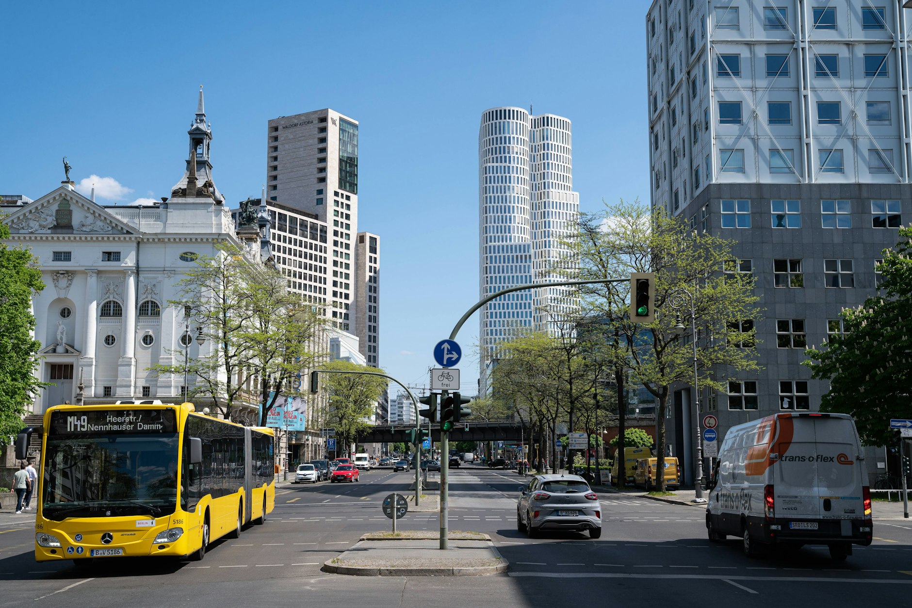 Auf der Kantstraße in Charlottenburg gibt es am Montag einen Kraneinsatz. Die Fahrbahn muss deshalb an einer Stelle verengt werden.