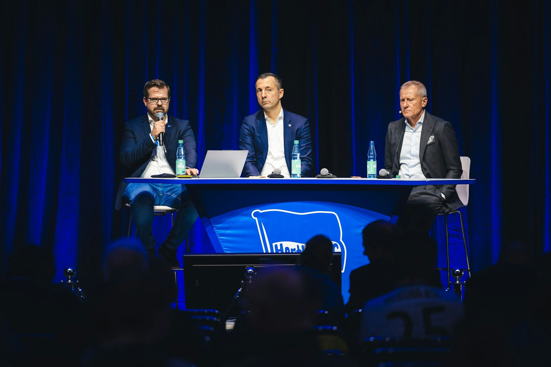 Präsident Fabian Drescher, Finanz-Geschäftsführer Ralf Huschen und Sport-Geschäftsführer Dr. Peter Görlich im Dialog mit den Mitgliedern. Die drei Bosse wollen Hertha BSC schuldenfrei machen.