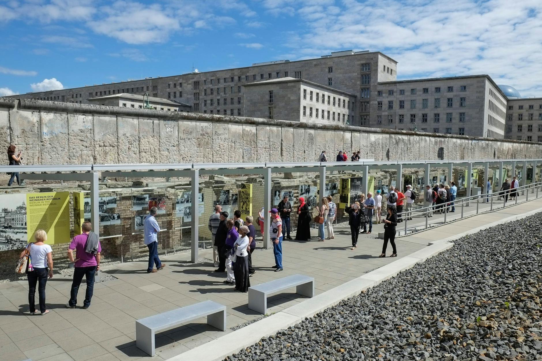Besucher im Außenbereich des Dokumentationszentrums Topografie des Terrors in Berlin