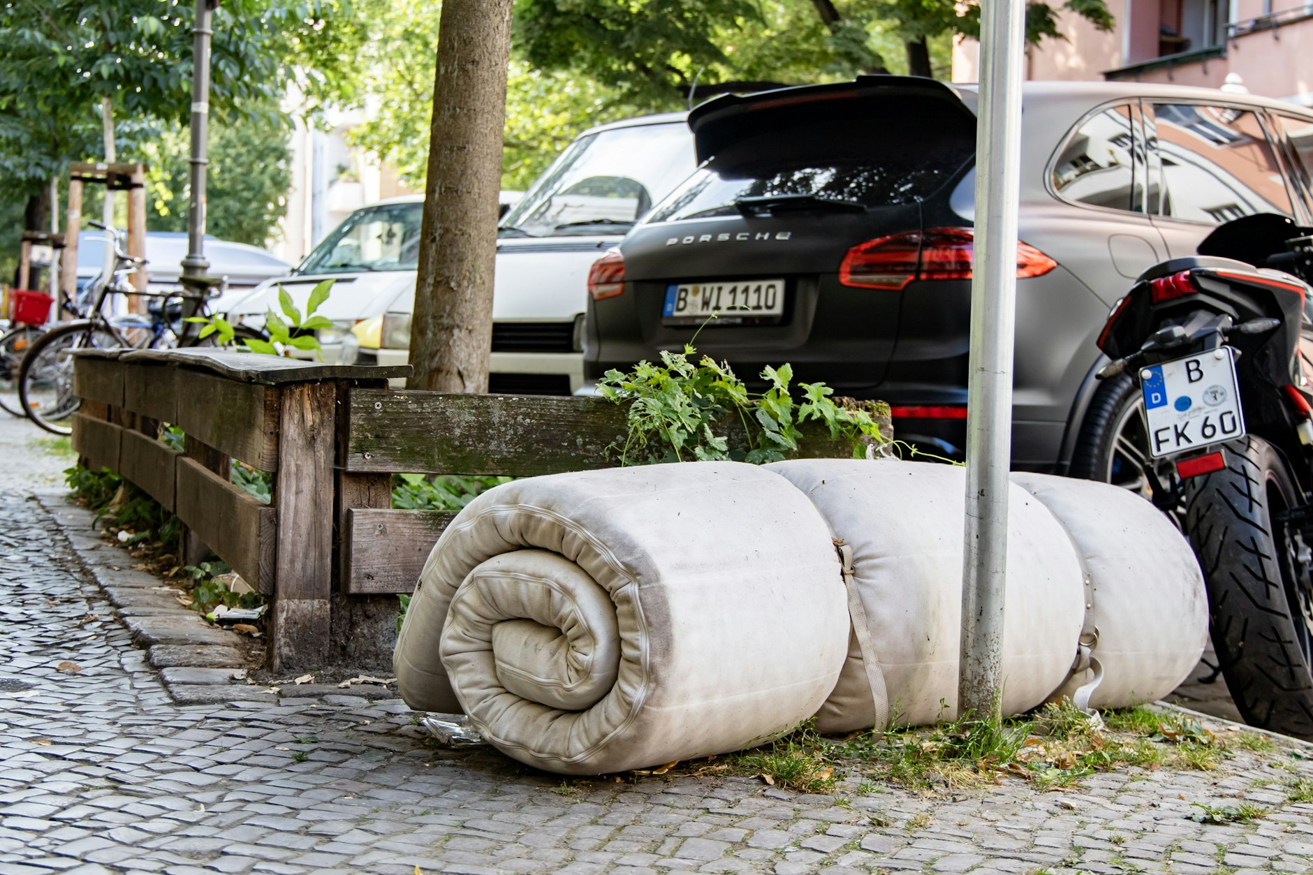 Auf einem Gehweg im Schillerkiez: Das Bußgeld für eine weggeworfene Matratze steigt auf 300 bis 1500 Euro.