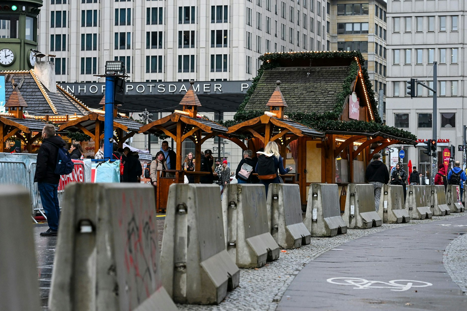 Betonblöcke sichern den Winterwelt-Markt auf dem Potsdamer Platz, der schon seit dem 31. Oktober geöffnet ist.