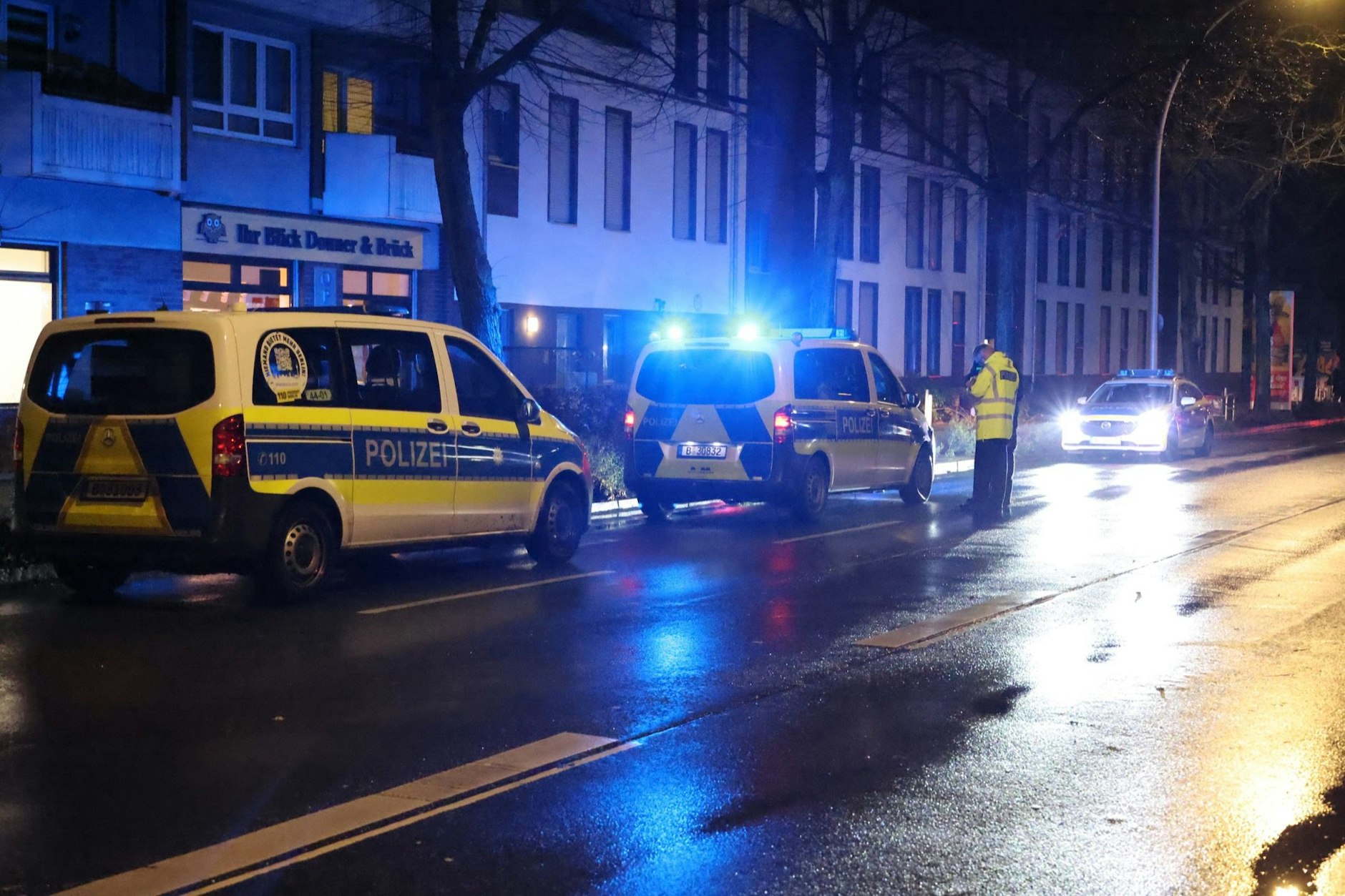 Die Marienfelder Allee war Endpunkt der Verfolgungsjagd. Der Fahrer des grauen VW-SUV konnte flüchten.