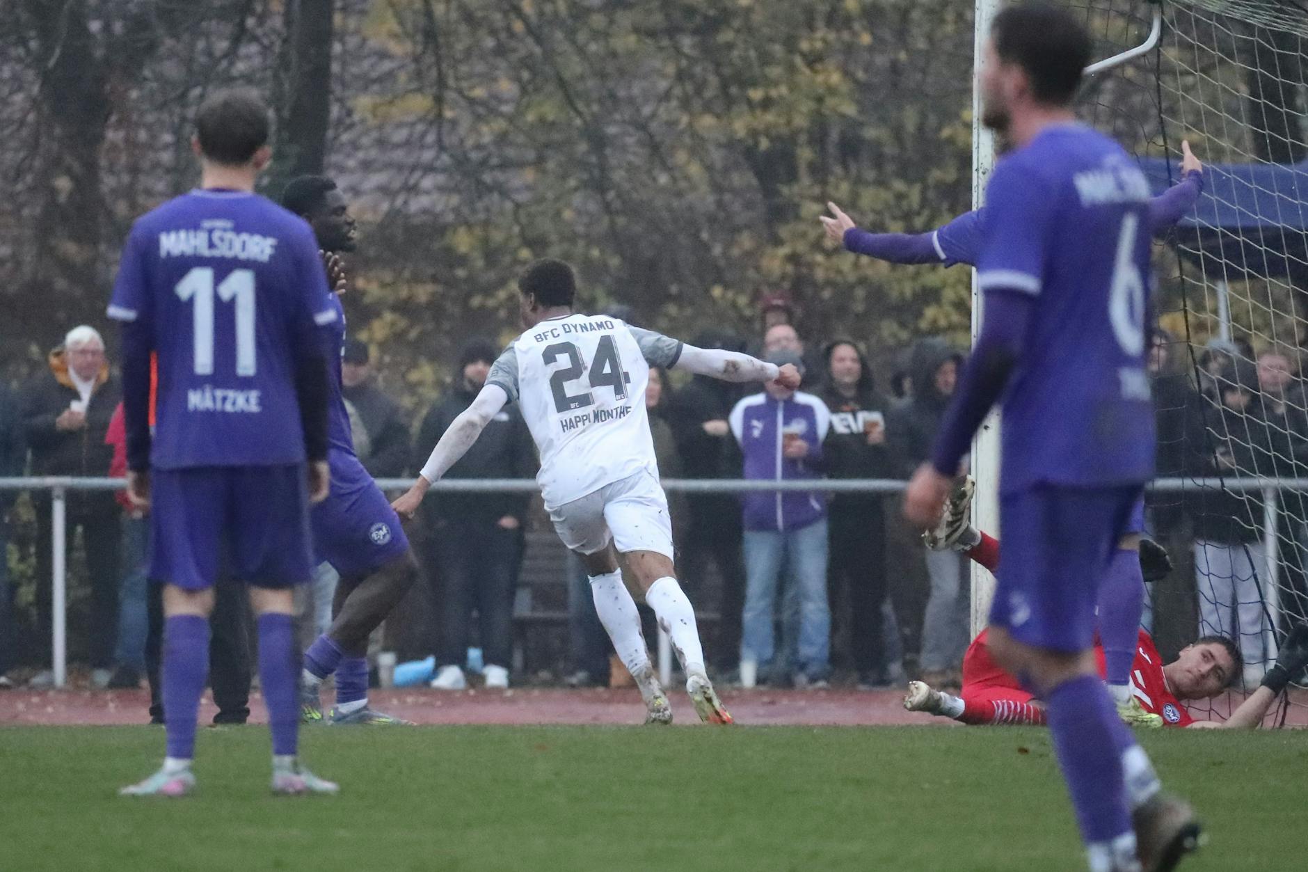 Da ist der Sieg: Brandon Happi Monthe (M.) hebt nach seinem Tor zum 2:1 zum Jubellauf an.