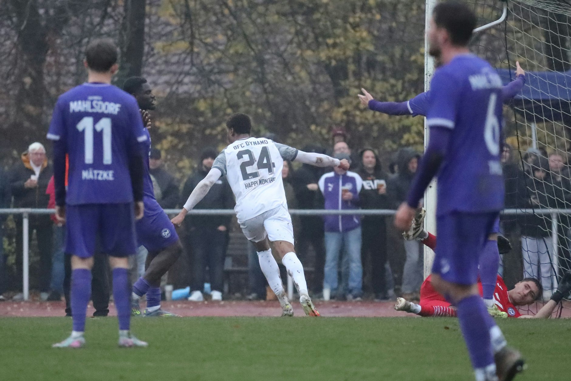 Da ist der Sieg: Brandon Happi Monthe (M.) hebt nach seinem Tor zum 2:1 zum Jubellauf an.