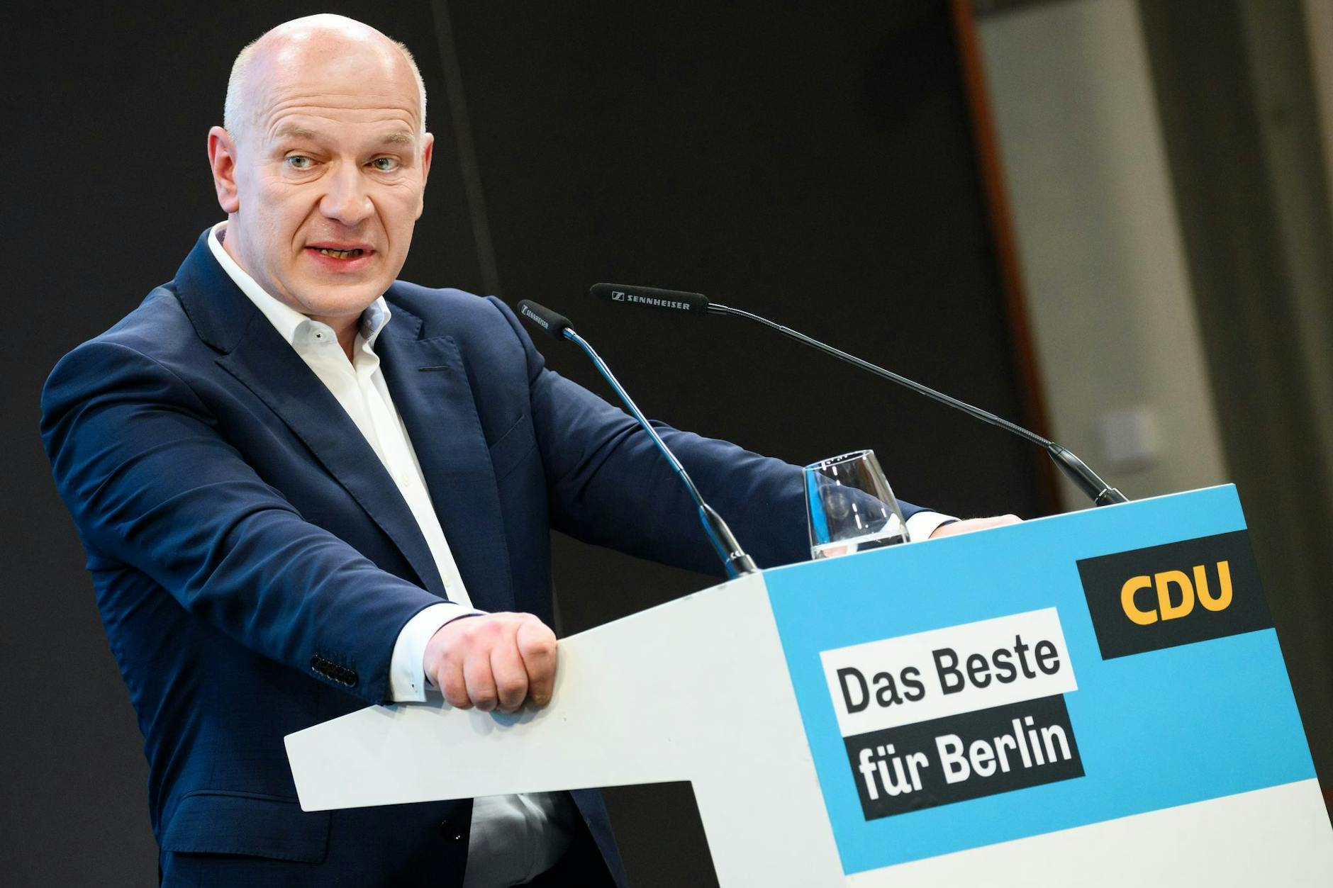Ferdinand von Schirach schießt gegen Kai Wegner (CDU): Die 14-jährige Renovierung des Pergamon Museums sei unzumutbar.